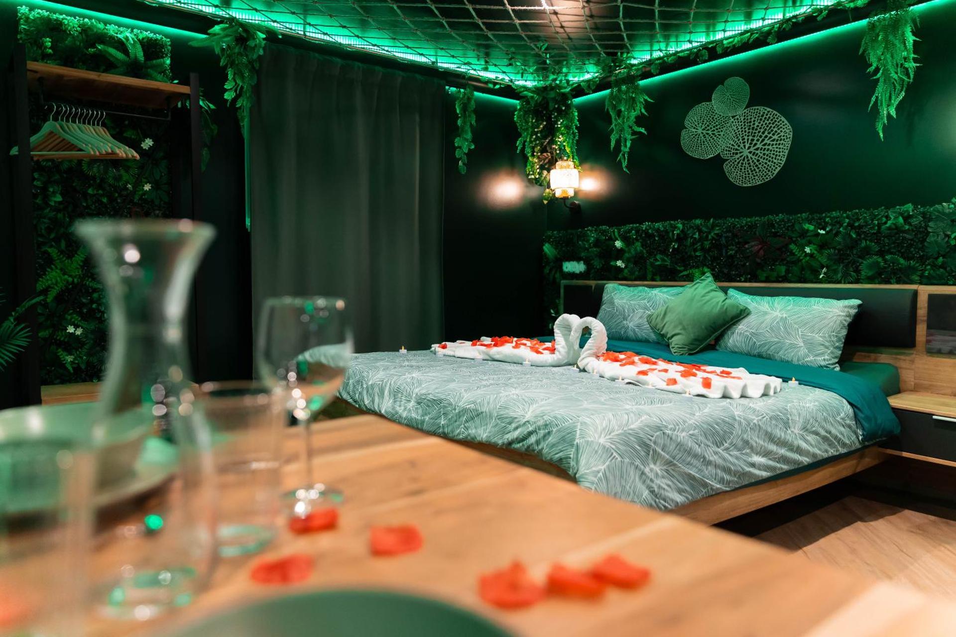 L'Oasis Tropicale, Jacuzzi, Love Room