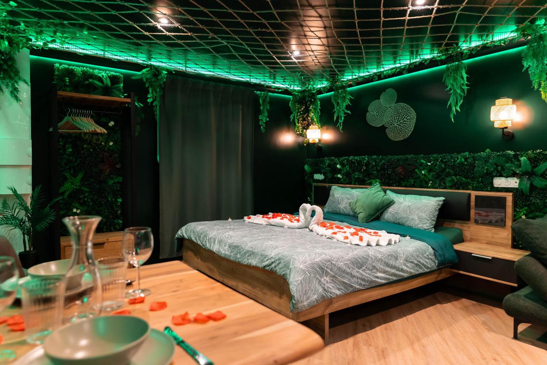 L'Oasis Tropicale, Jacuzzi, Love Room