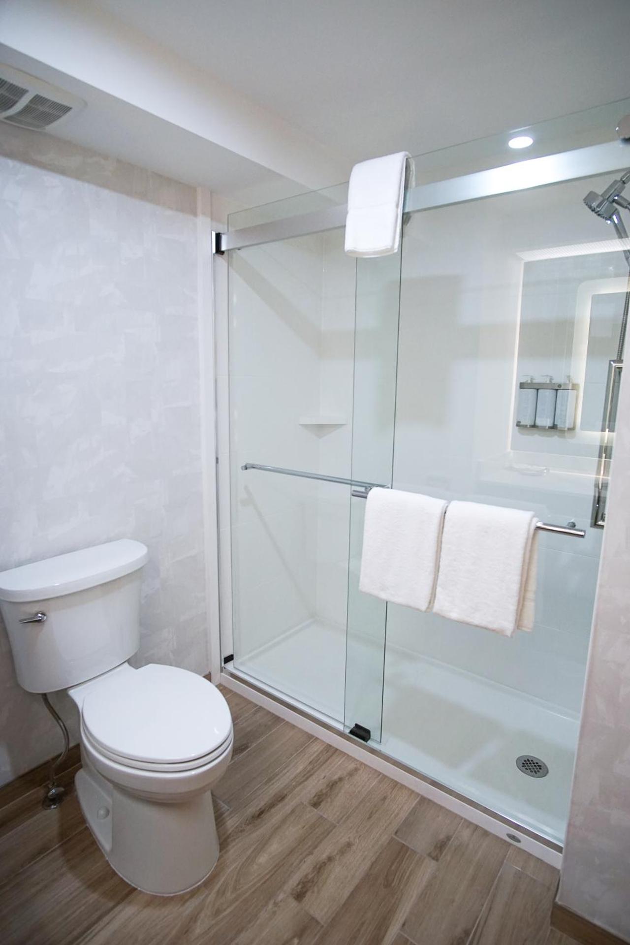 Deluxe King Room - Non-Smoking