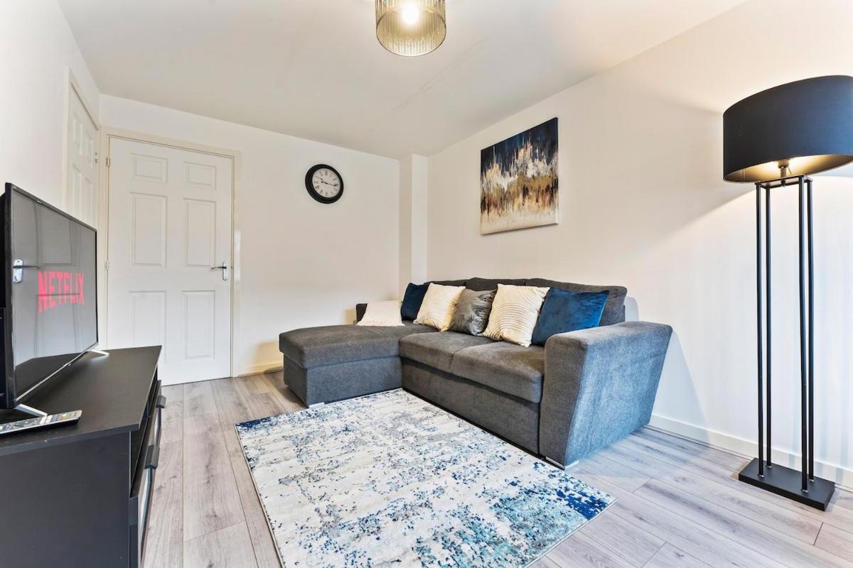 The Cerulean Manor, City Centre House, Large Drive, Free Parking, WiFi, Sofa Bed, Netflix,