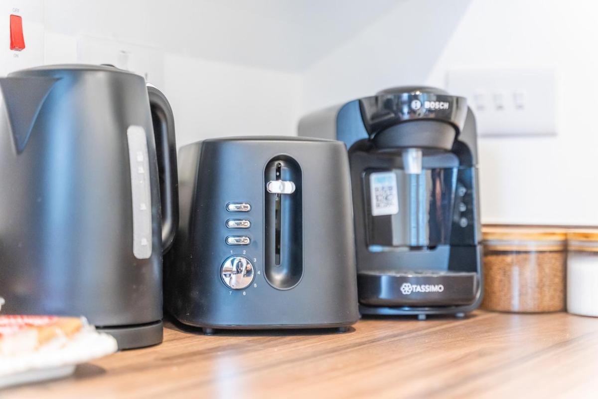 The Cerulean Manor, City Centre House, Large Drive, Free Parking, WiFi, Sofa Bed, Netflix,