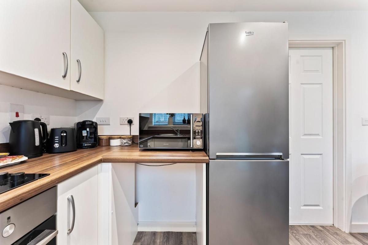 The Cerulean Manor, City Centre House, Large Drive, Free Parking, WiFi, Sofa Bed, Netflix,