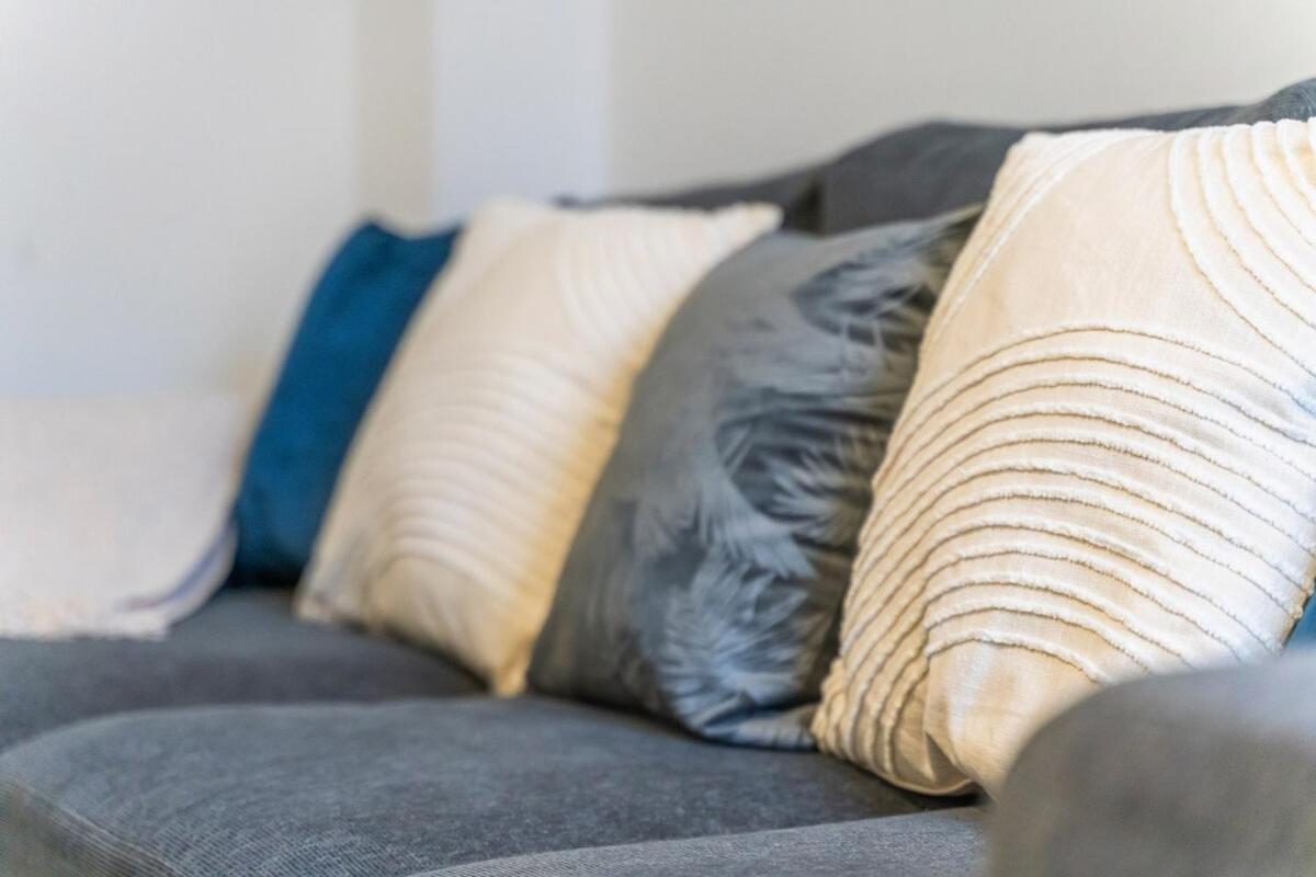 The Cerulean Manor, City Centre House, Large Drive, Free Parking, WiFi, Sofa Bed, Netflix,