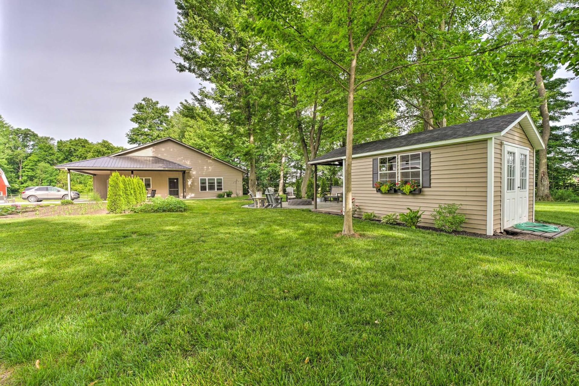 Shipshewana Guest House with Fire Pit!