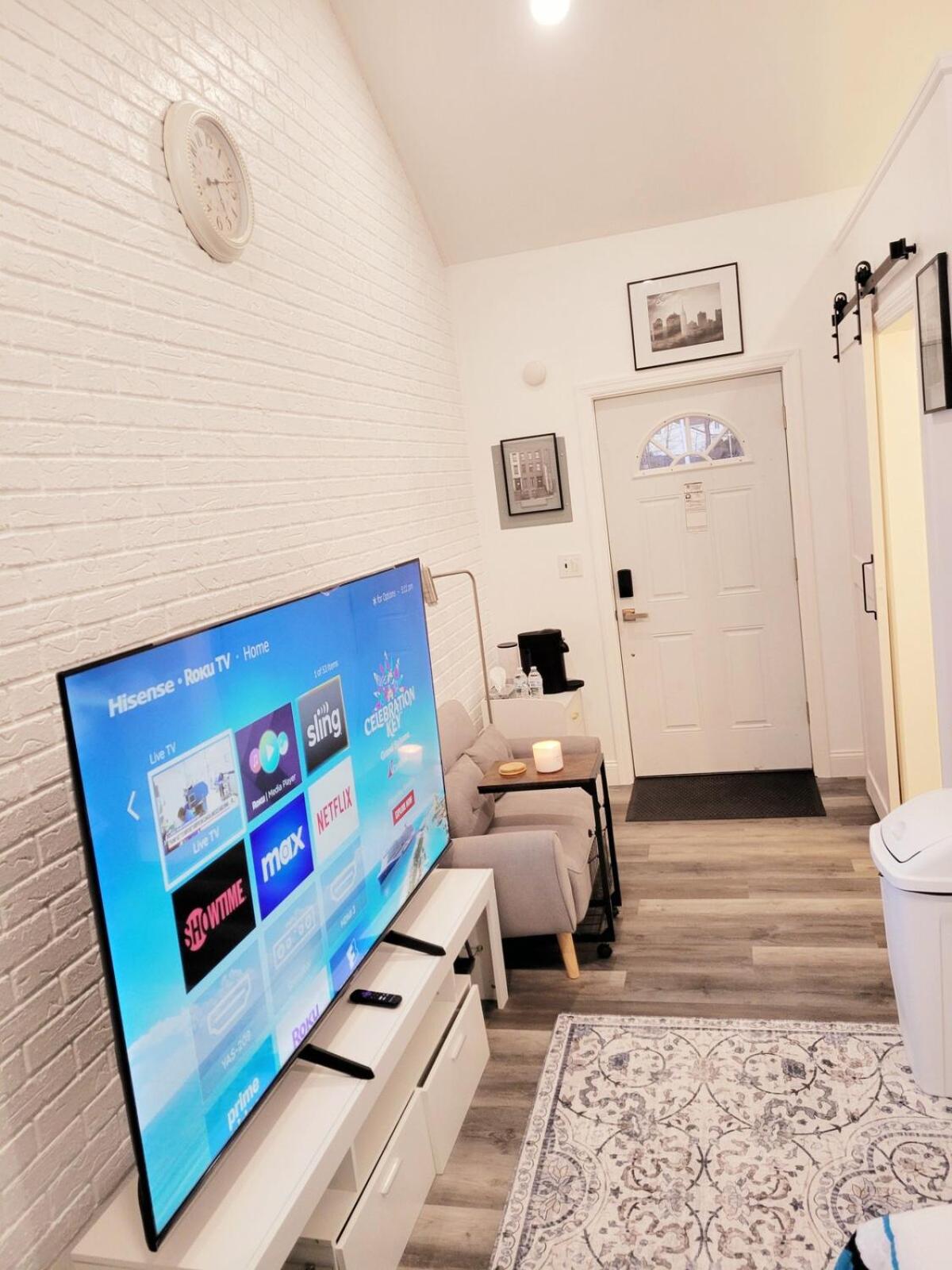 Private studio guesthouse in Watertown CT