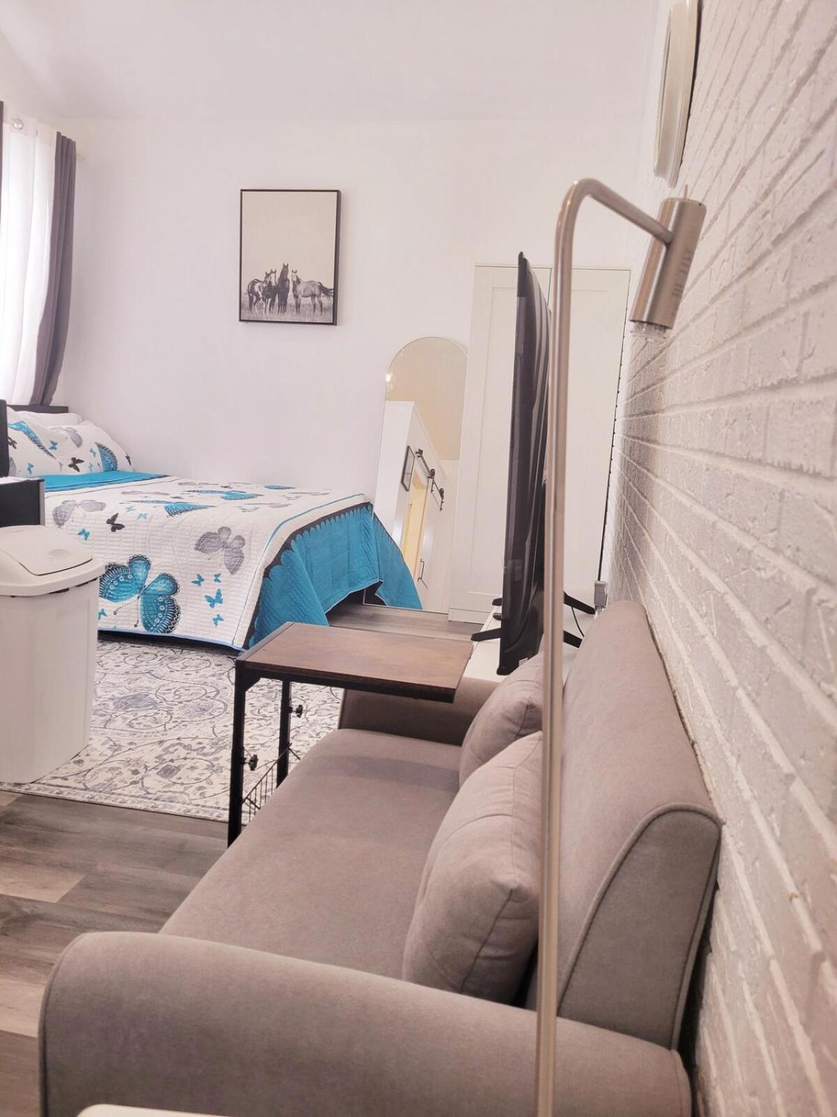 Private studio guesthouse in Watertown CT