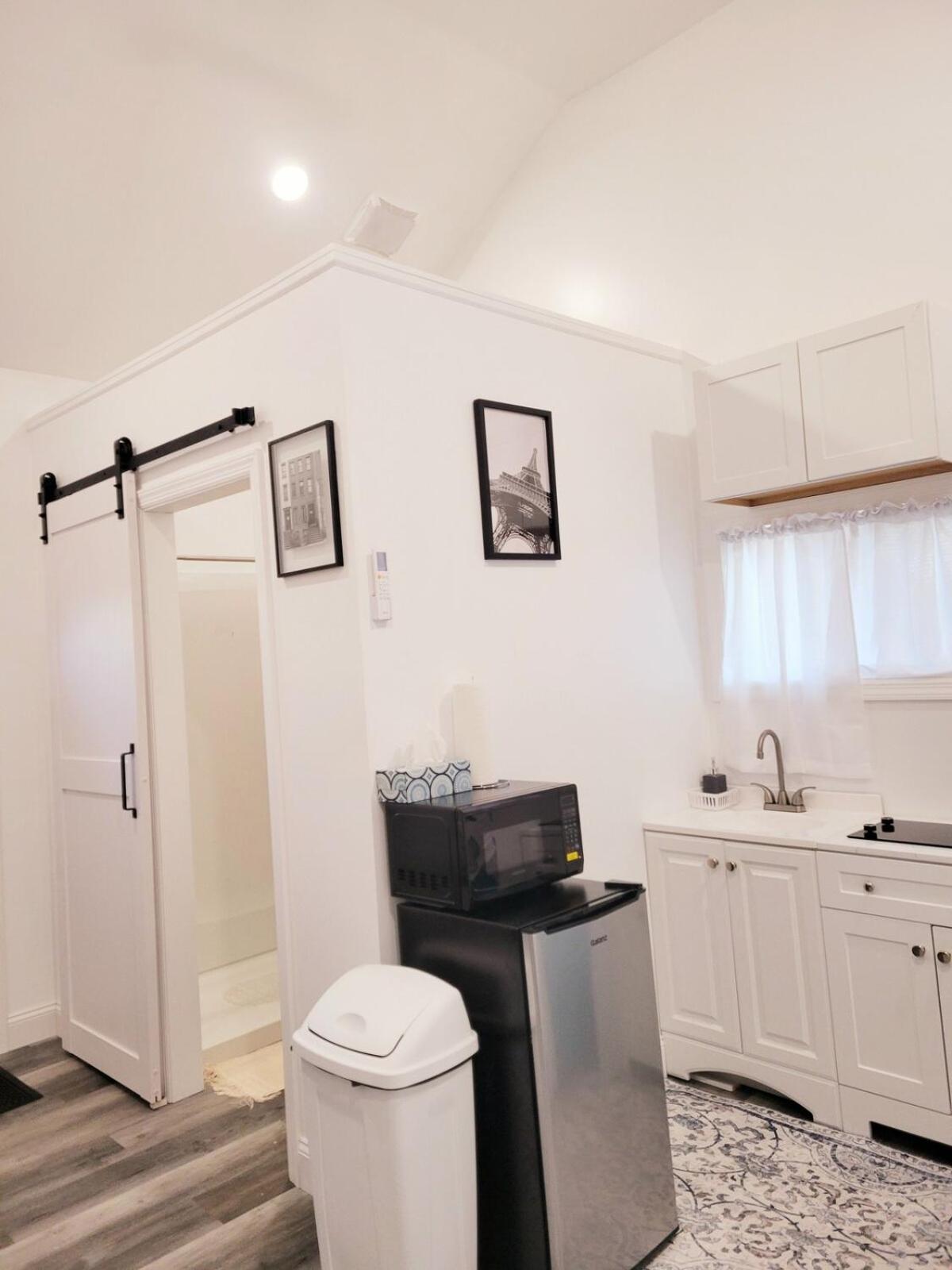 Private studio guesthouse in Watertown CT