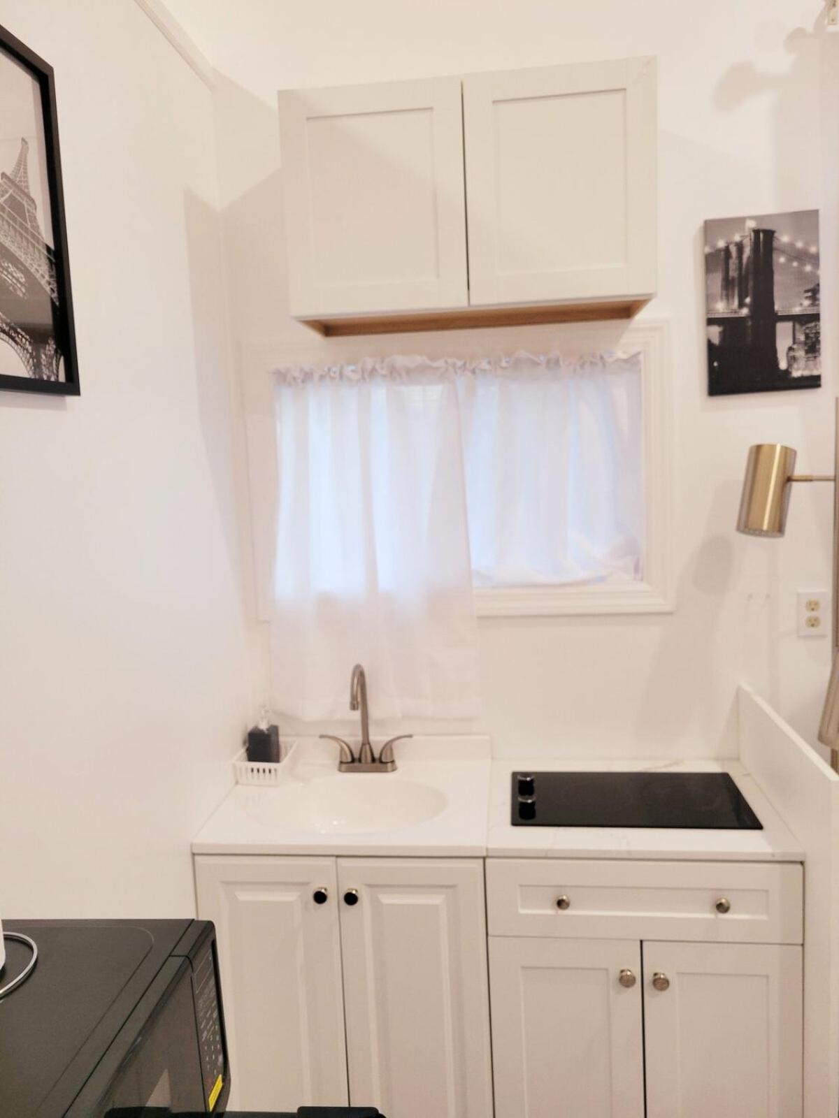 Private studio guesthouse in Watertown CT