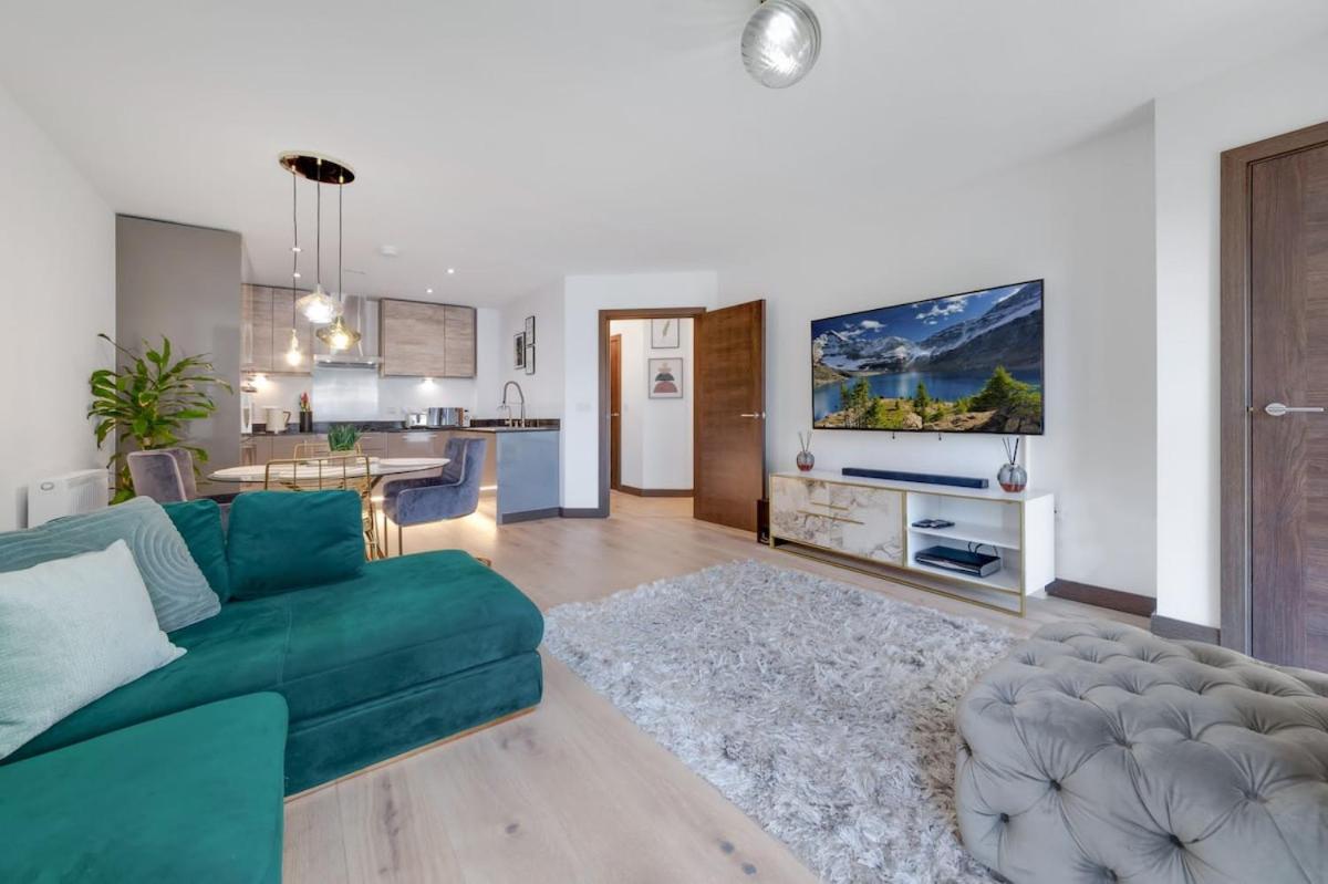 2 Bed Apt 2 bathroom 2 freeparking by station