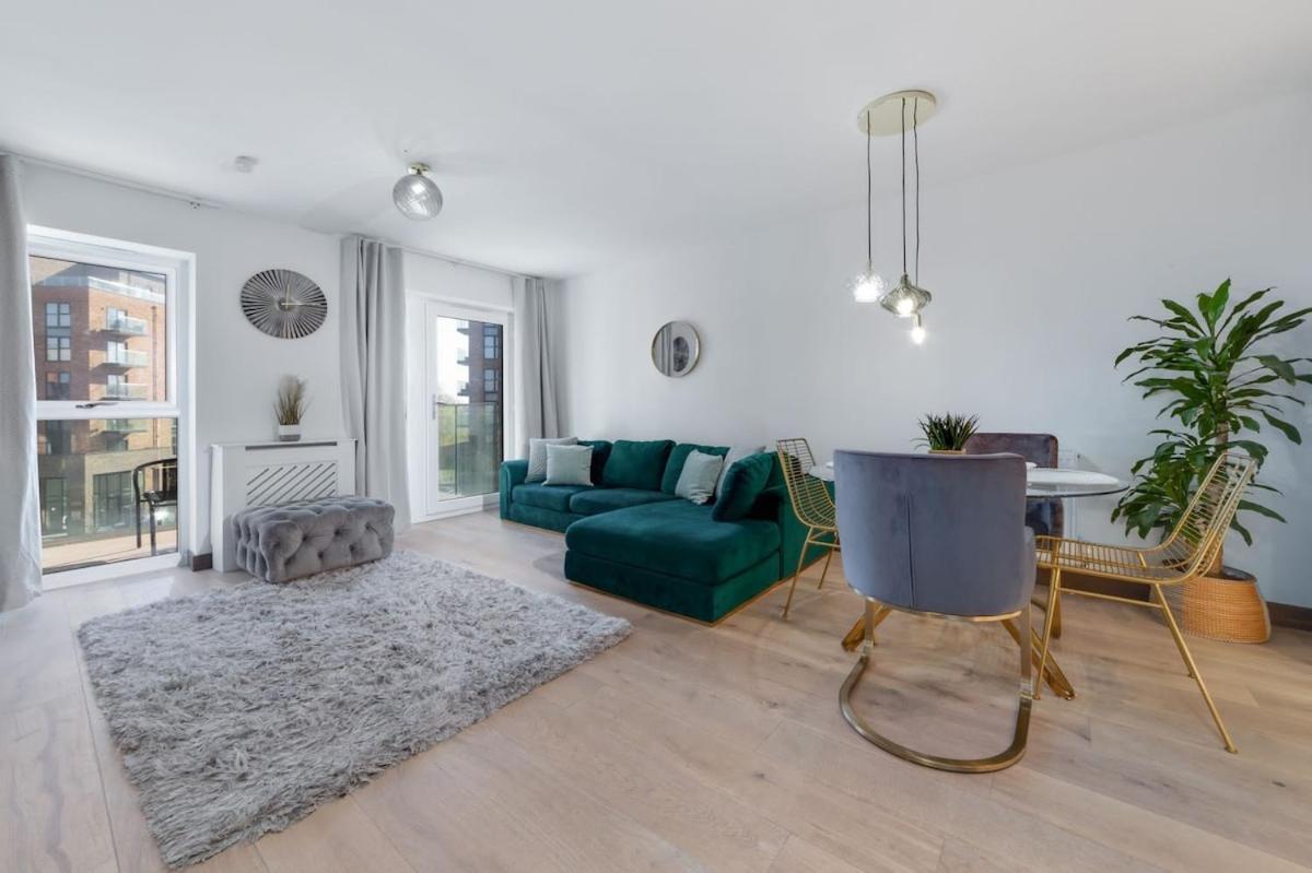 2 Bed Apt 2 bathroom 2 freeparking by station