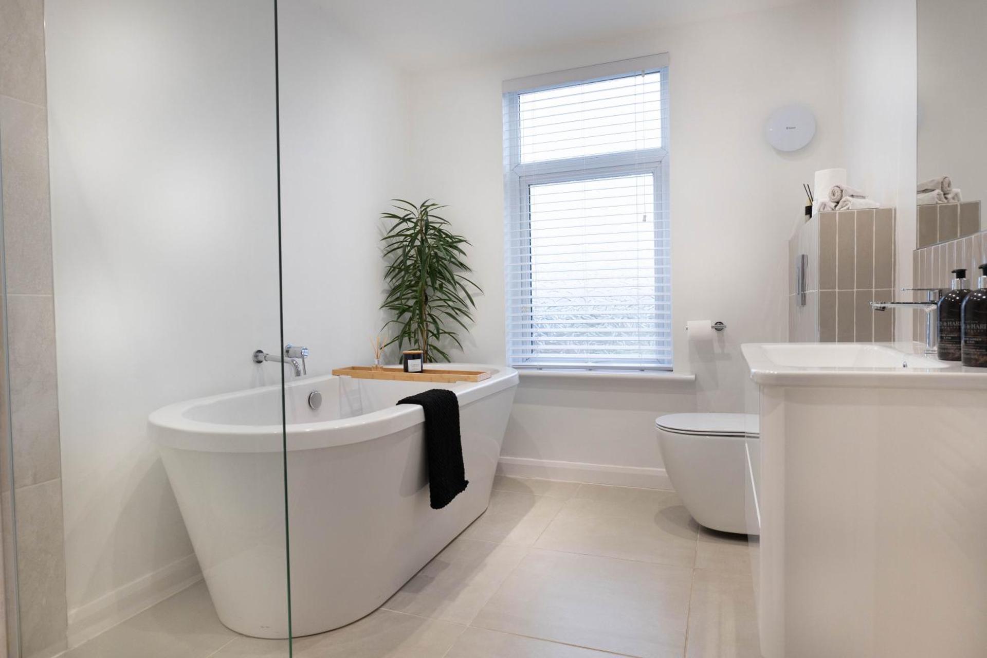 Renovated 3 Bedroom House in Lowton Pennington, free parking