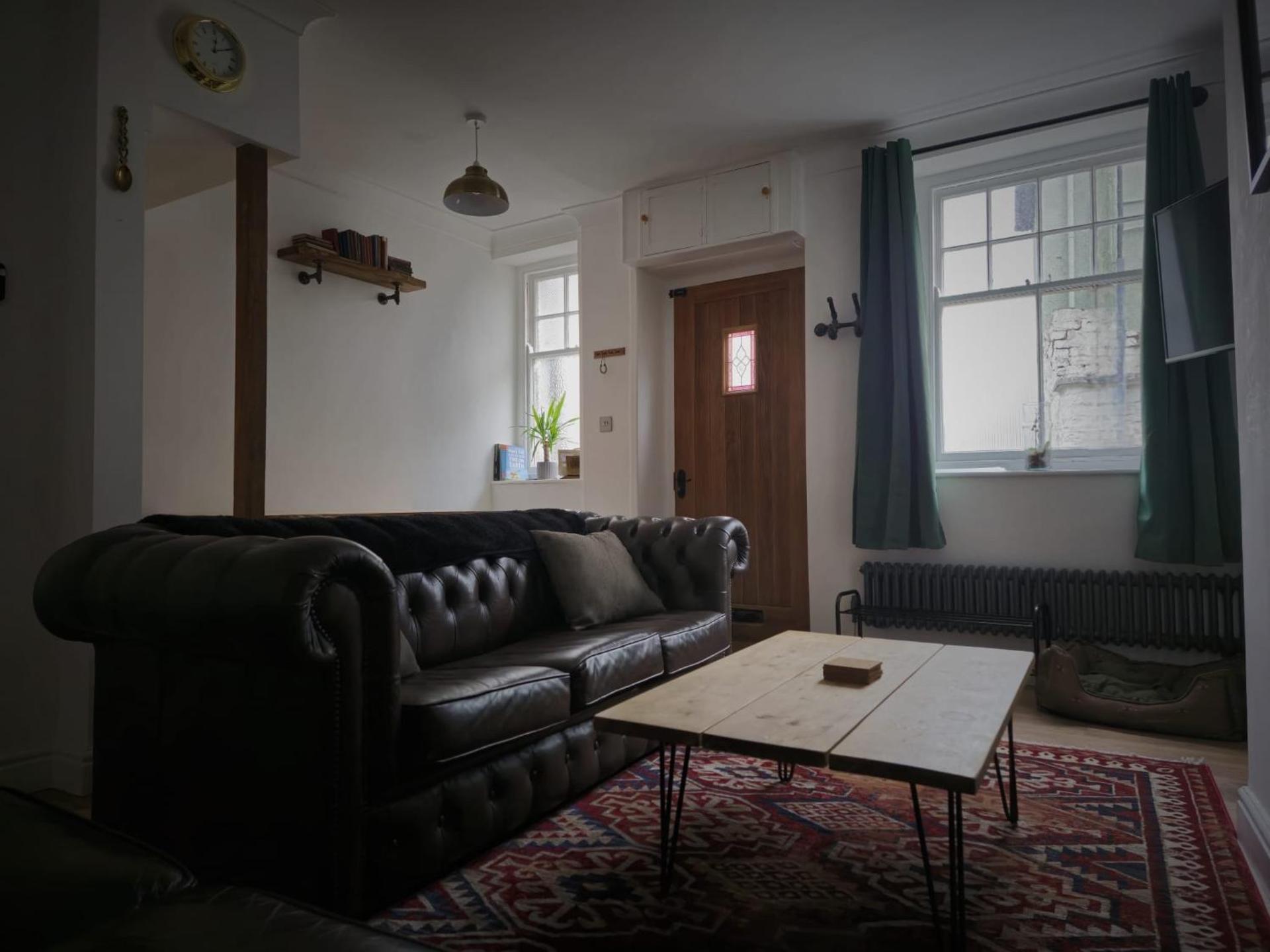 Charming newly renovated 3 bed cottage in Brecon town with private garden & pets welcome