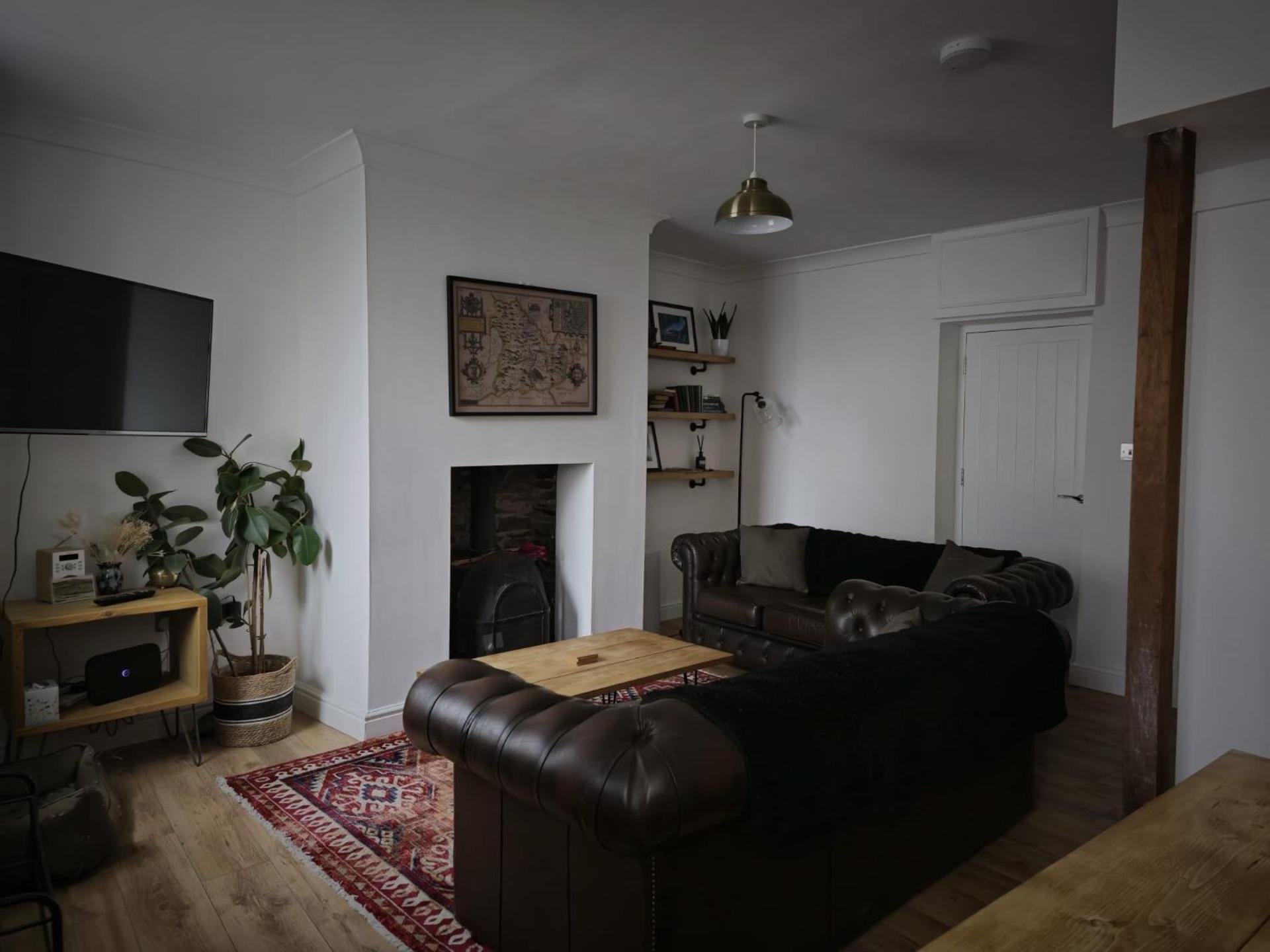 Charming newly renovated 3 bed cottage in Brecon town with private garden & pets welcome