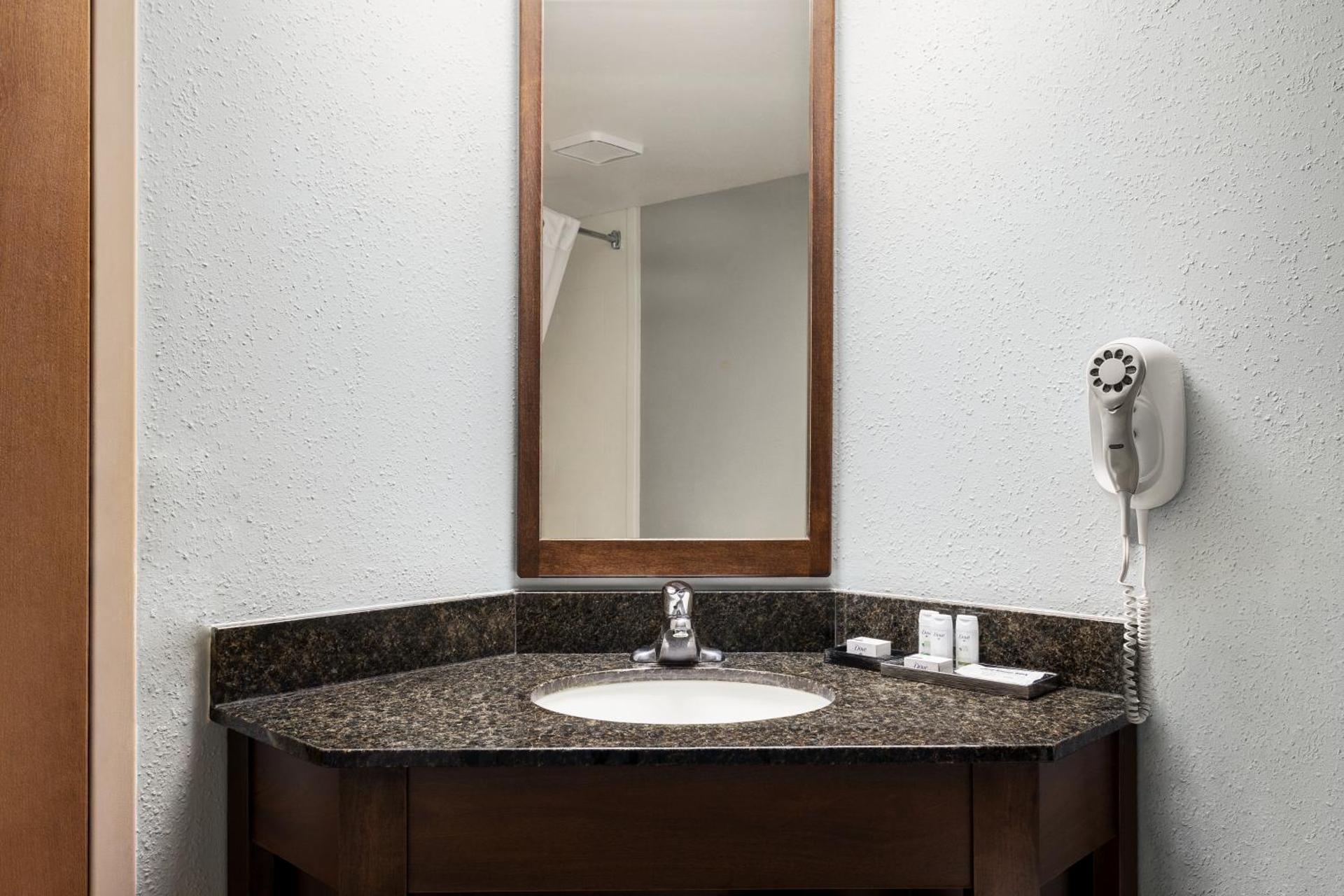 Queen Room - Mobility Access/Non-Smoking