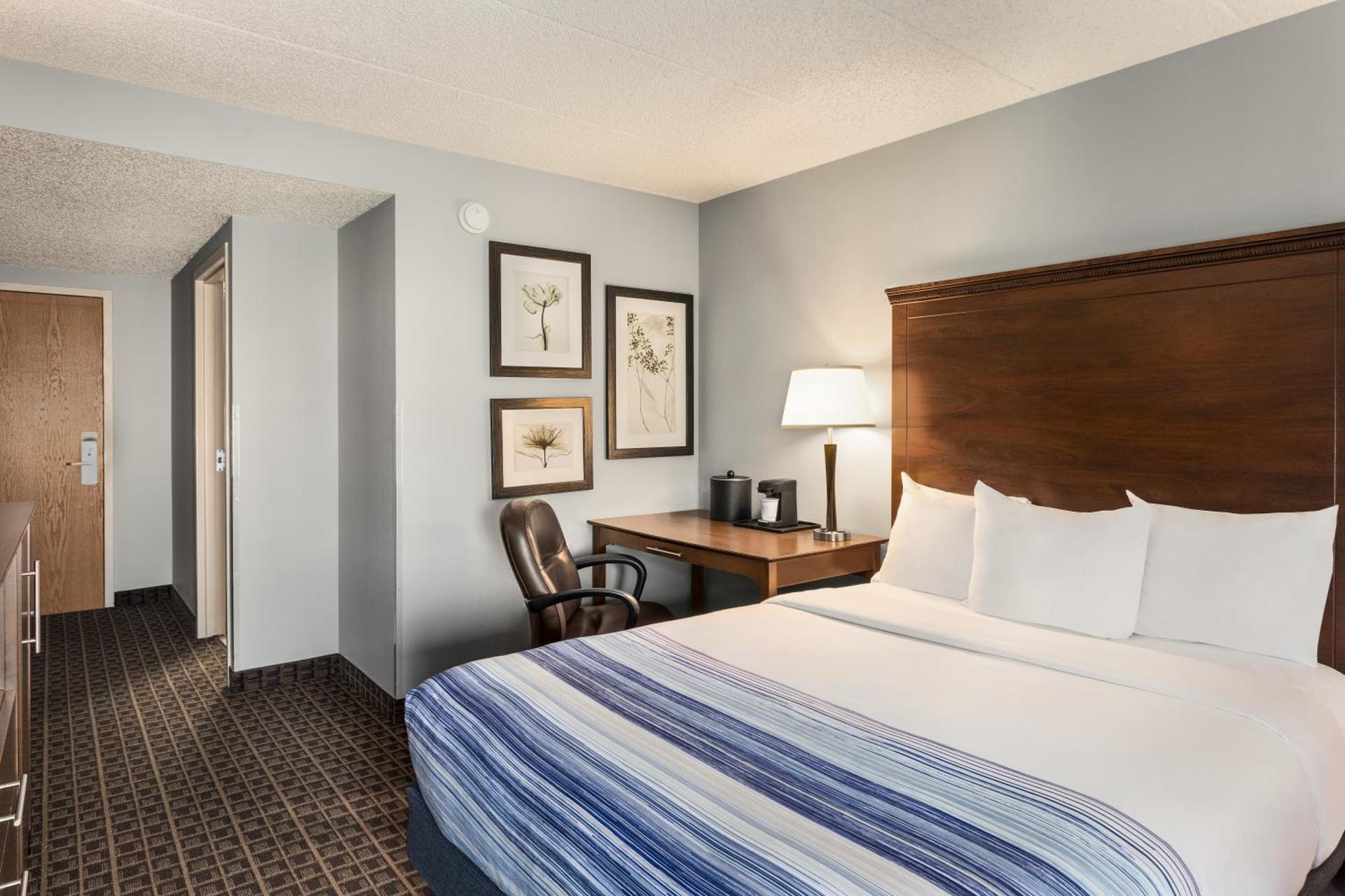 Queen Room - Mobility Access/Non-Smoking