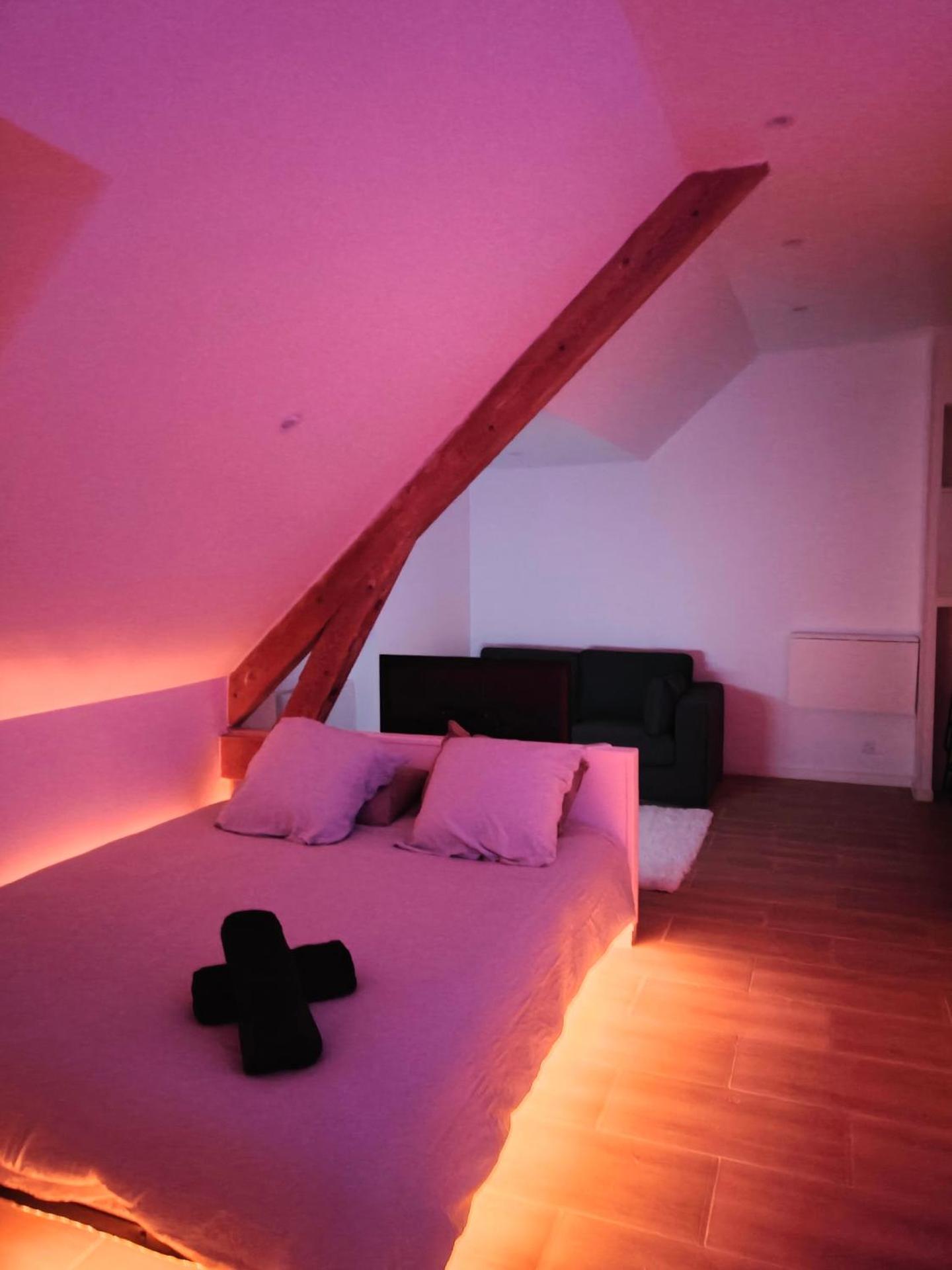 Suite romantique - jacuzzi privé, Wi-Fi & Netflix à Châtel