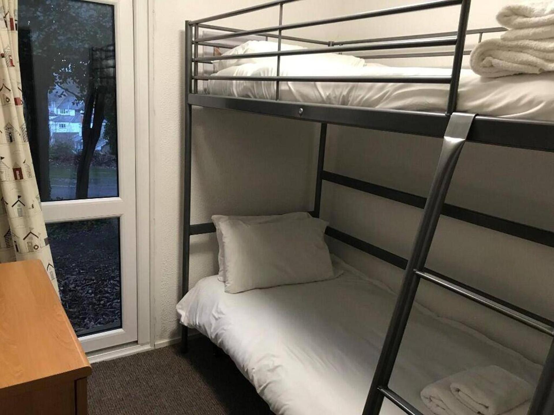 Coastal Chalet - Sleeps 6 - Pool - Parking