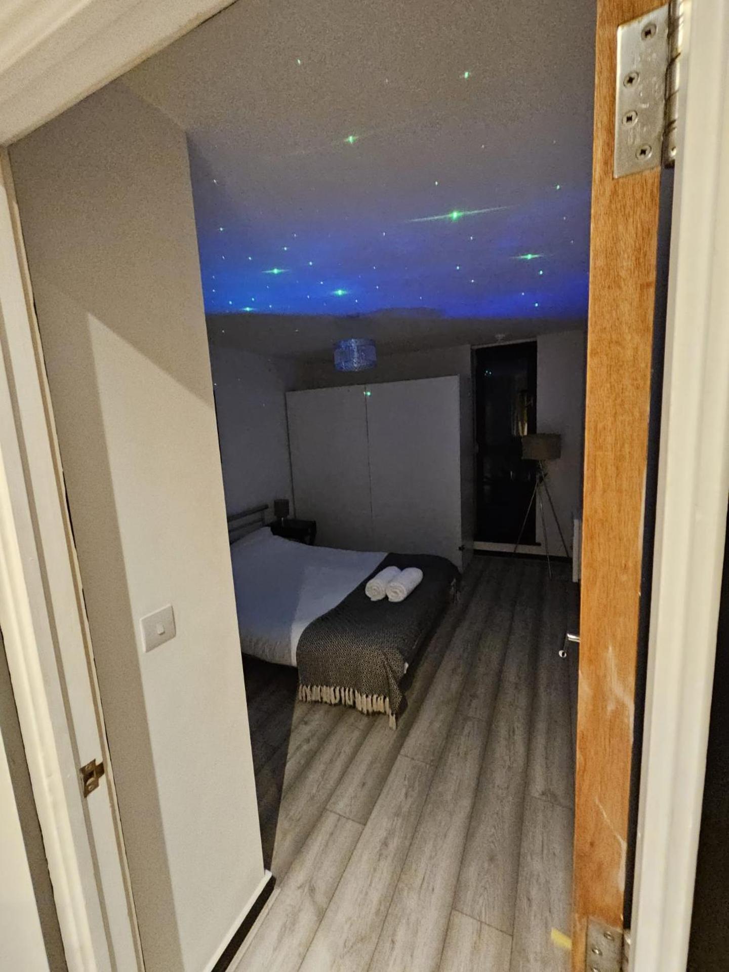 Lavish London Apartment - Secure with parking