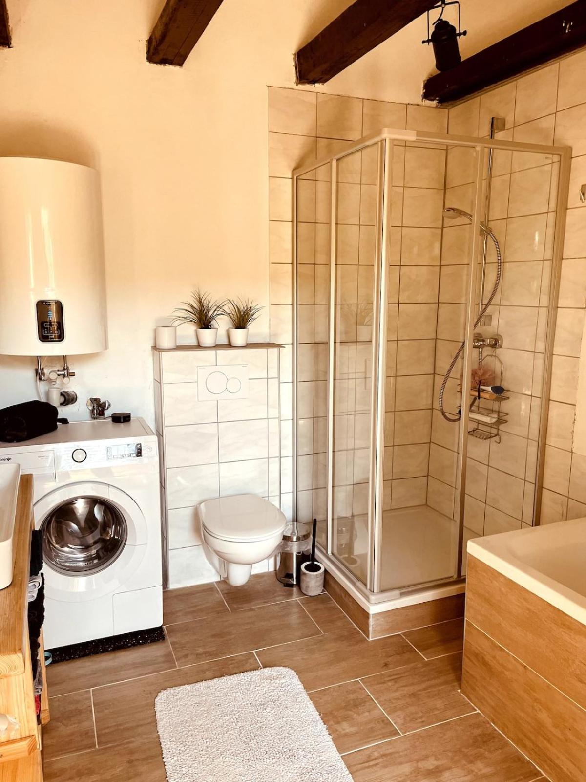 Ruhiges Häuschen am Wald mit Kamin, Terrasse