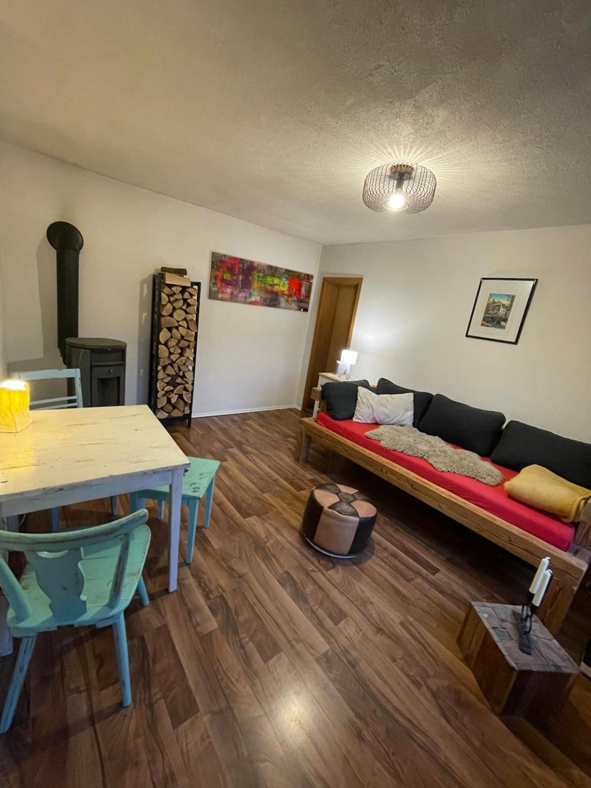 Ruhiges Häuschen am Wald mit Kamin, Terrasse