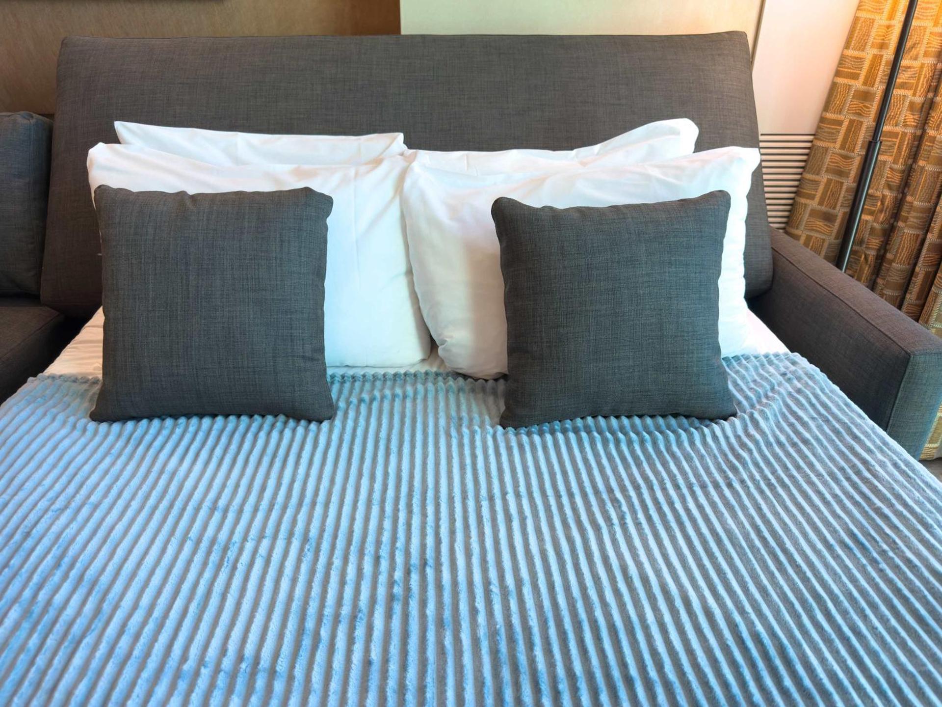 No Resort Fee Strip View Balcony+ Free Valet+ Pool