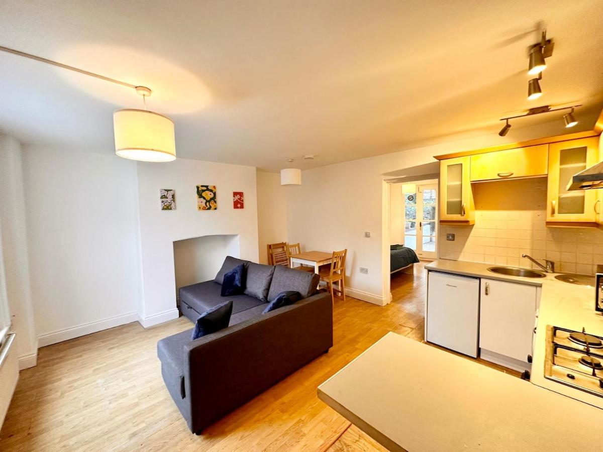 Flat-By Lewisham Train Station