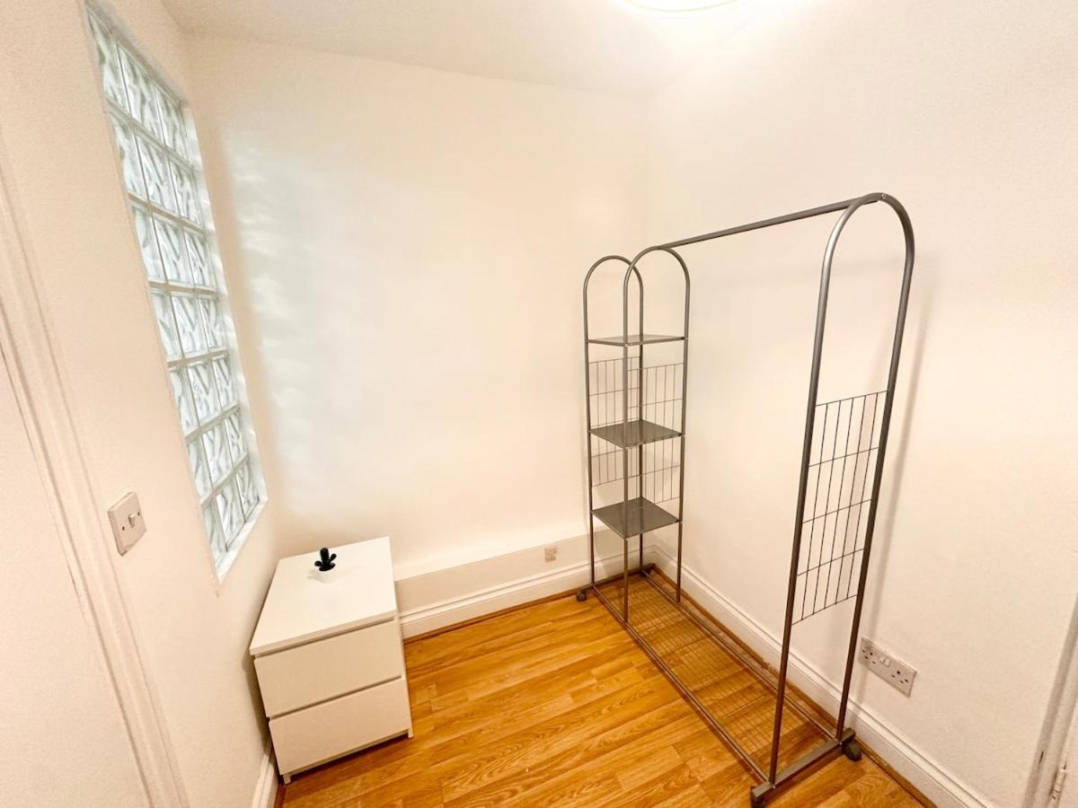 Flat-By Lewisham Train Station