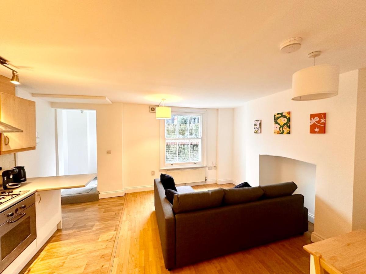 Flat-By Lewisham Train Station