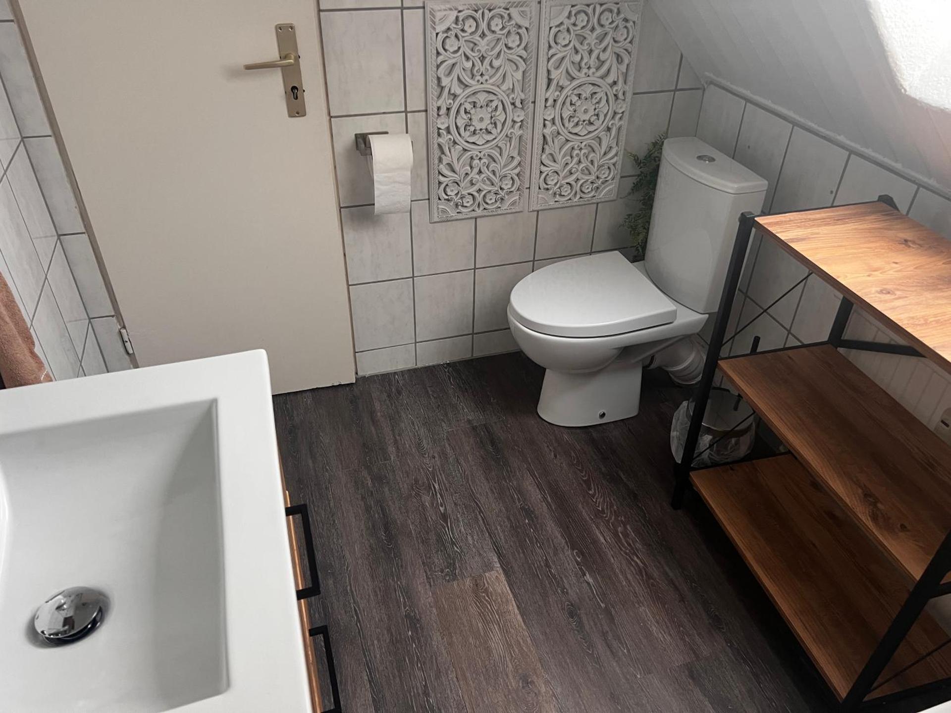 Nahe Kiel, Neues Ferienhaus an der Ostsee mit Sauna,Kamin und Garten,Parkplatz,5 Betten, 3 Schlafzimmer