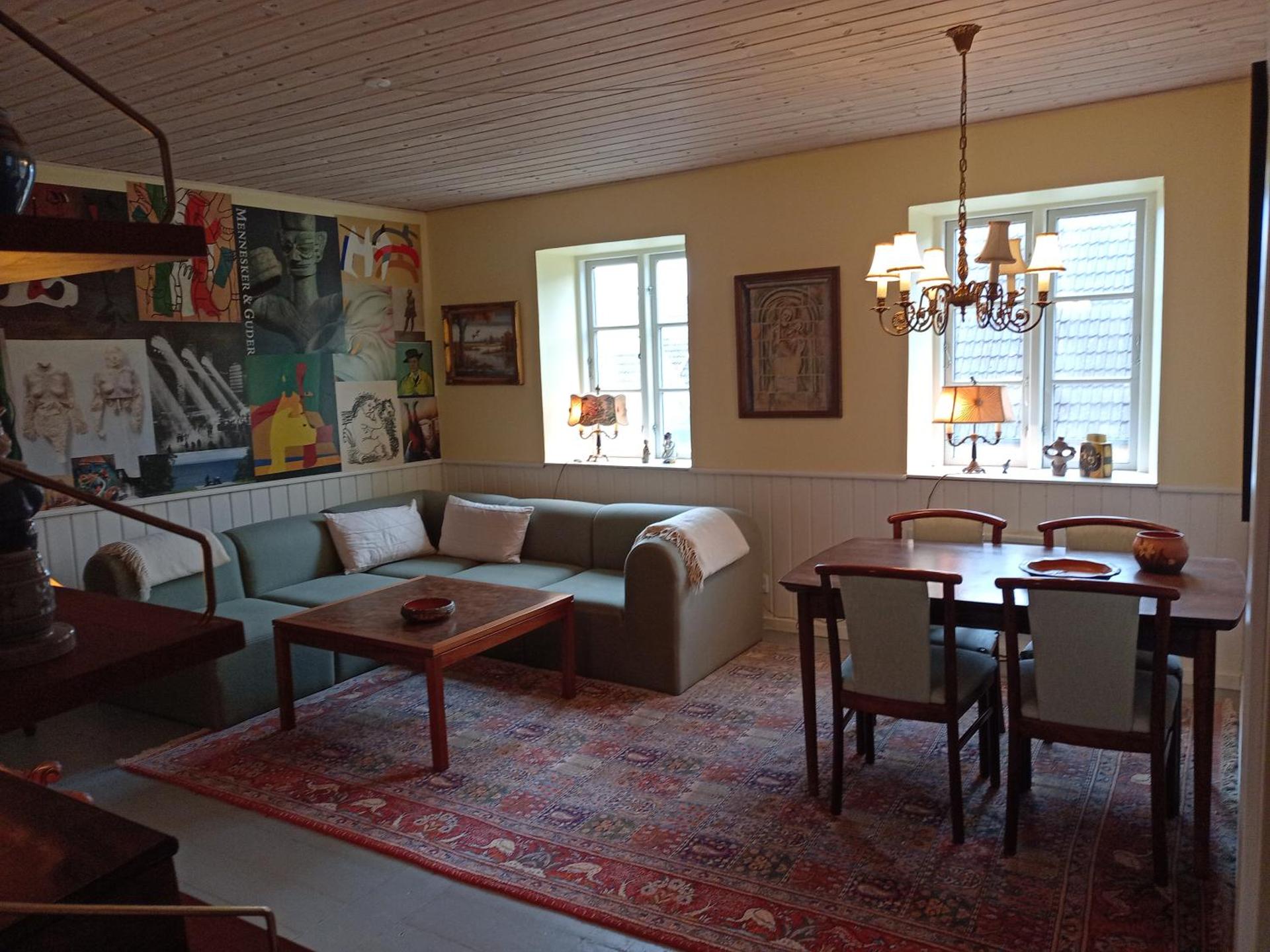 Communal lounge/ TV room