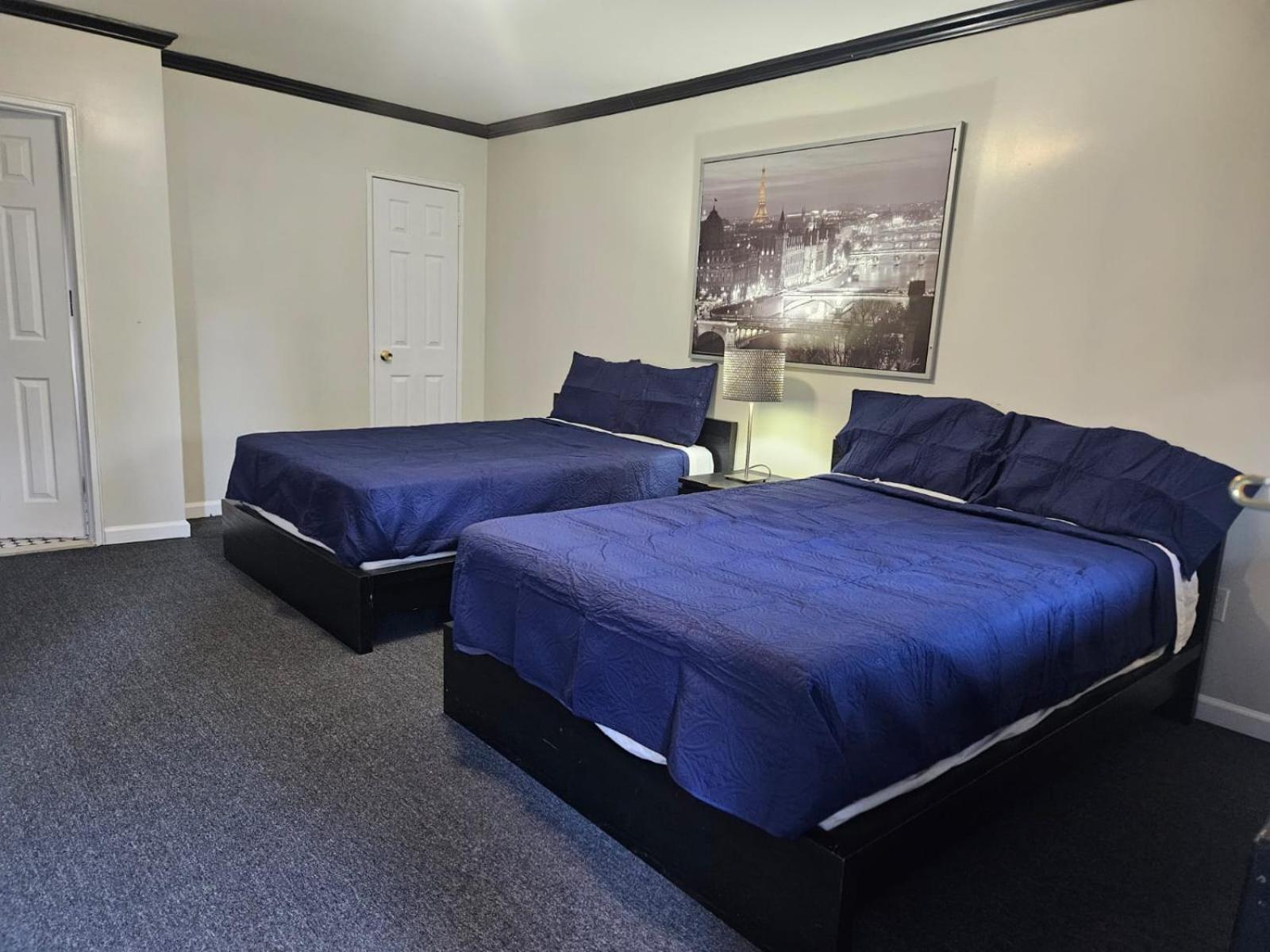 Central Motel Courtyard