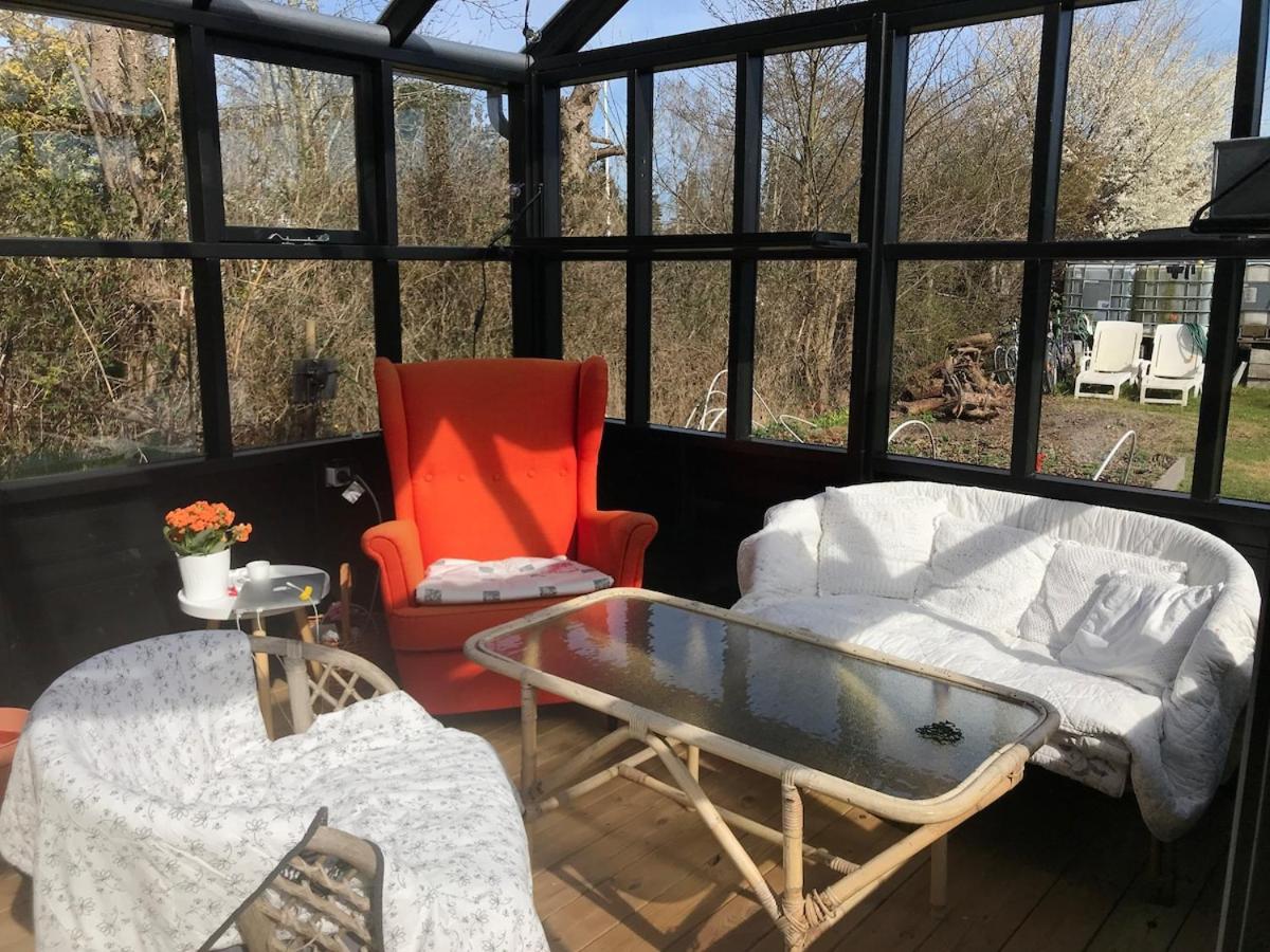 Cozy summer cottage with orangery close to Heatherhill and Beach