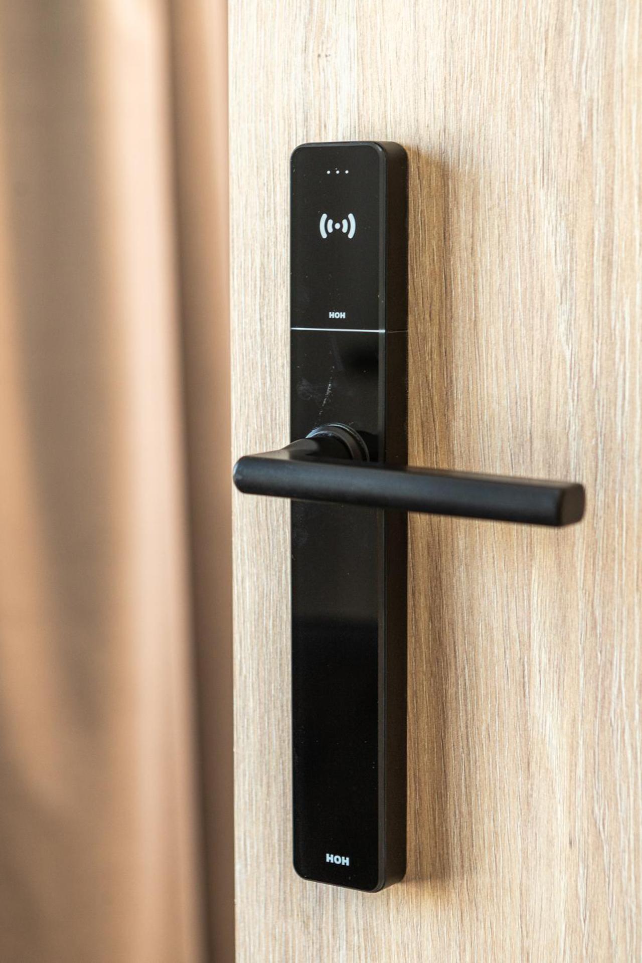 The Meta Stay - Backyard Oasis with Rooftop Access