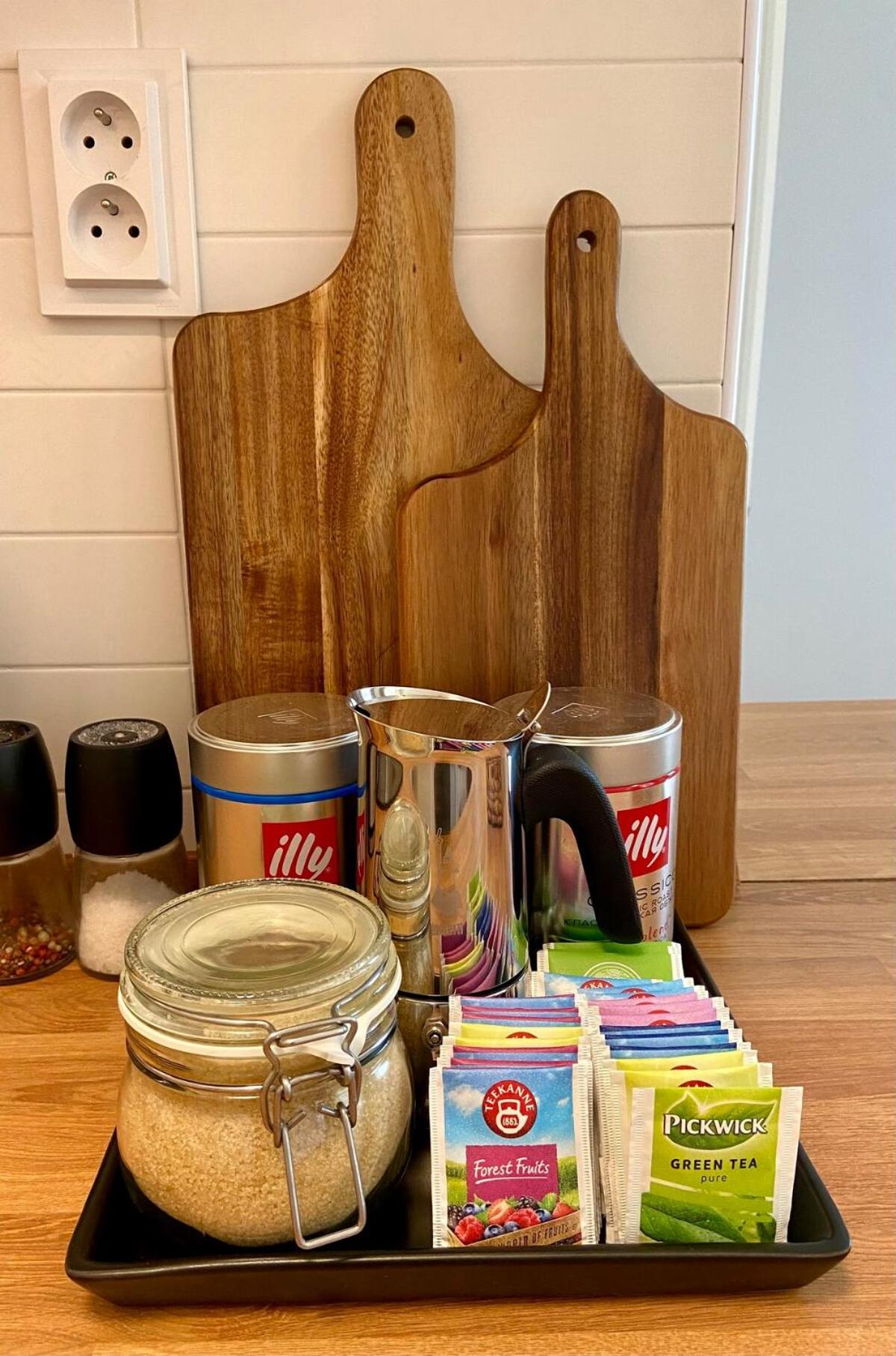 Quiet Warm studio, 5 min to Metro A, airport link, fast Wi-Fi