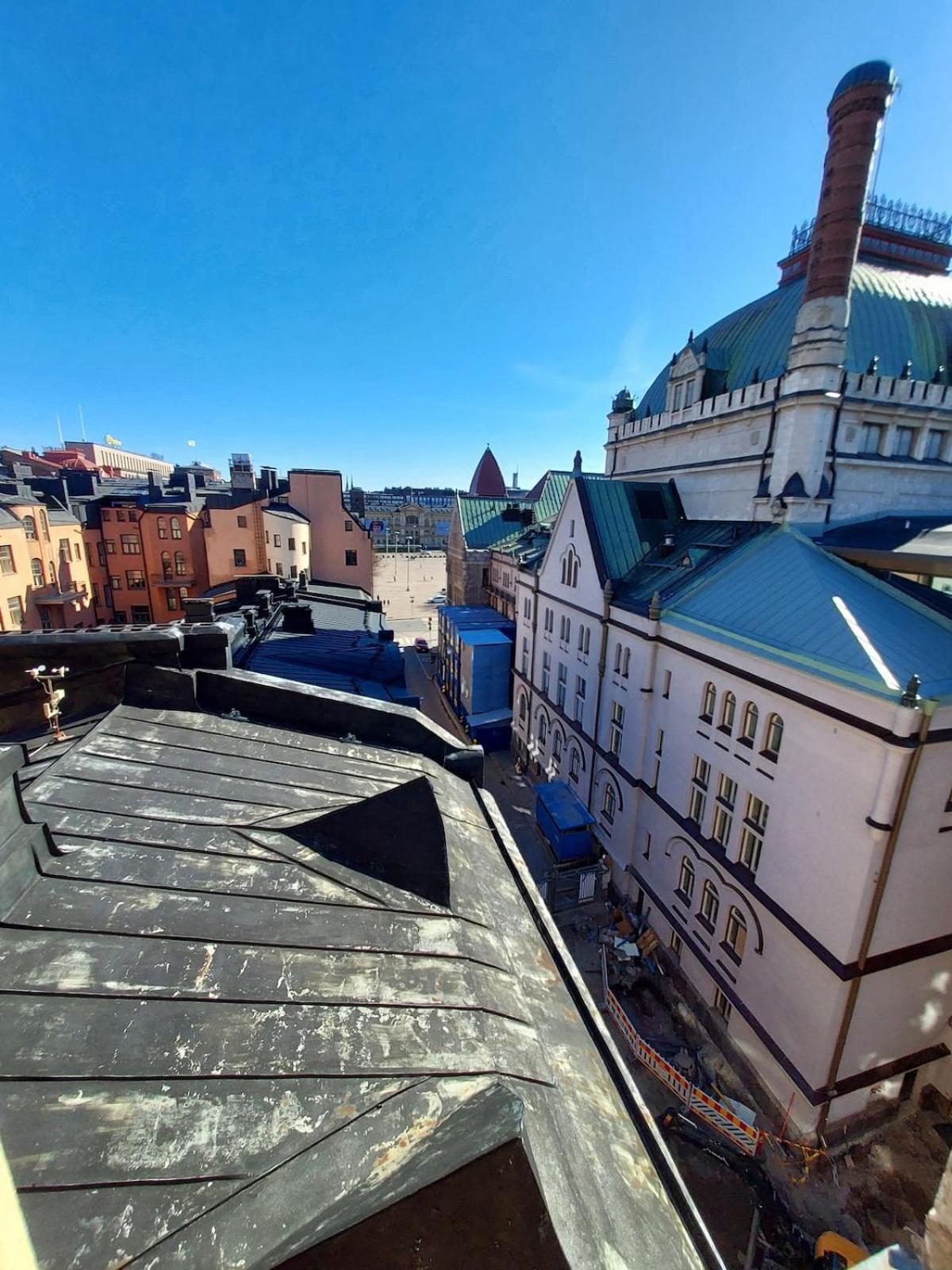 Apartment with roof view next to Railway station