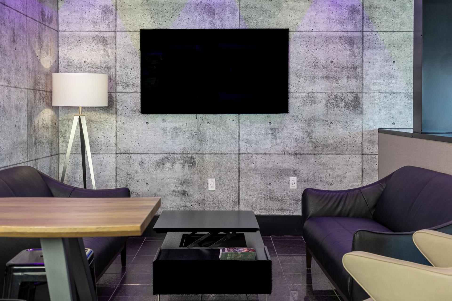 Communal lounge/ TV room