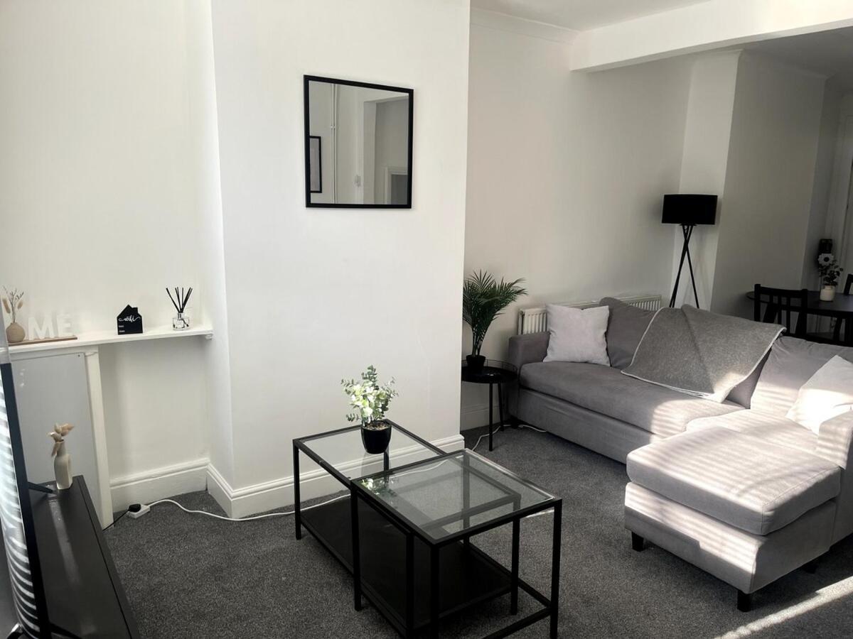 Cosy 2-Bed Home - Central Location Near Town & Train Station