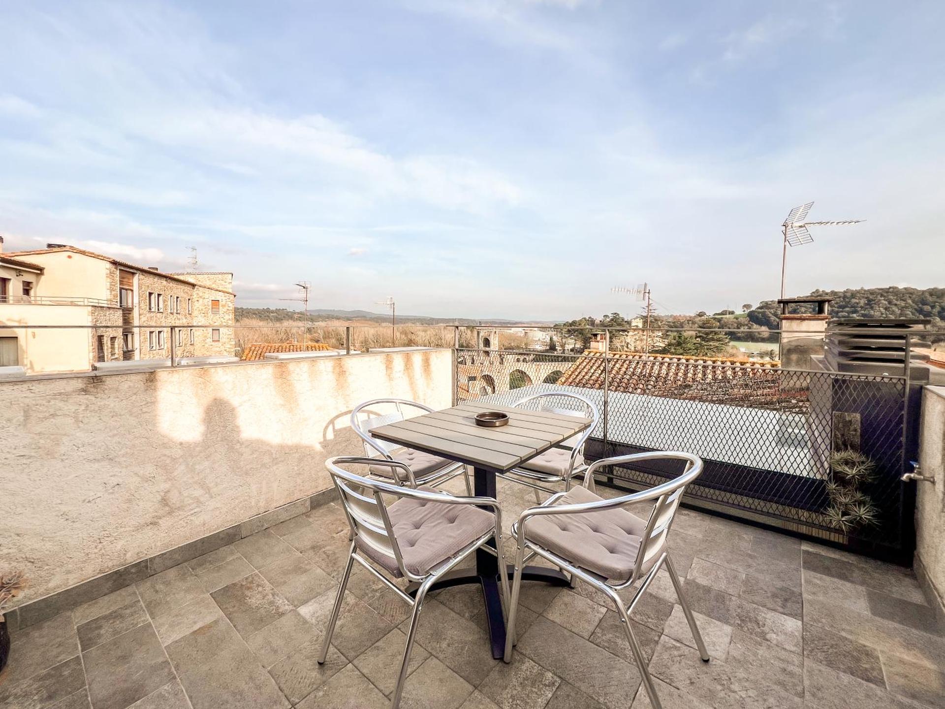 El Call, Àtic con vistas al puente de Besalú