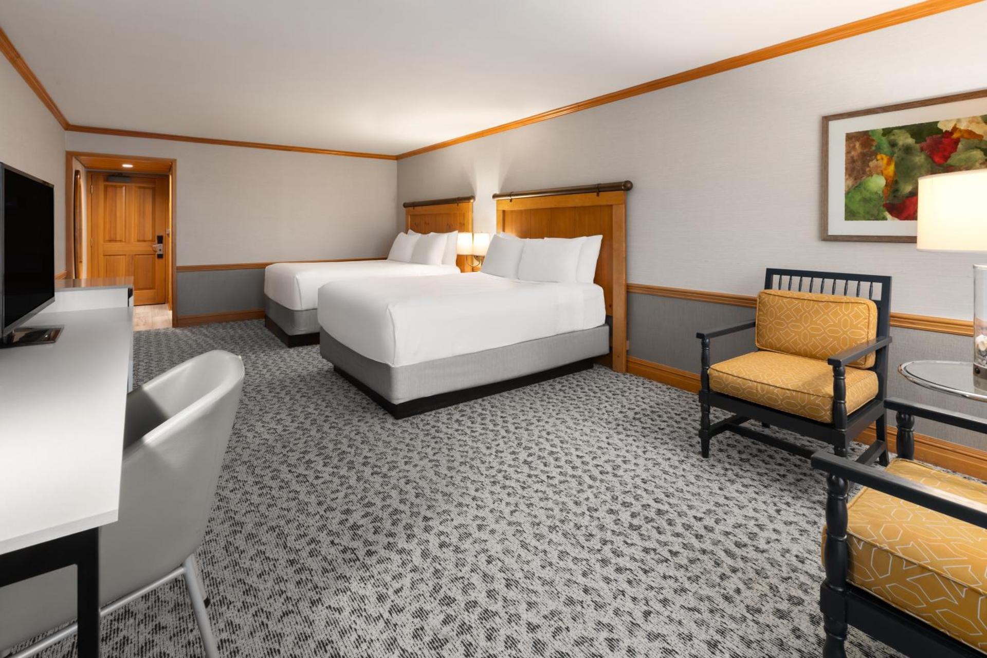 Queen Room with Tub w/Grab Bars and Water View - Mobility/Hearing Access - Non-Smoking