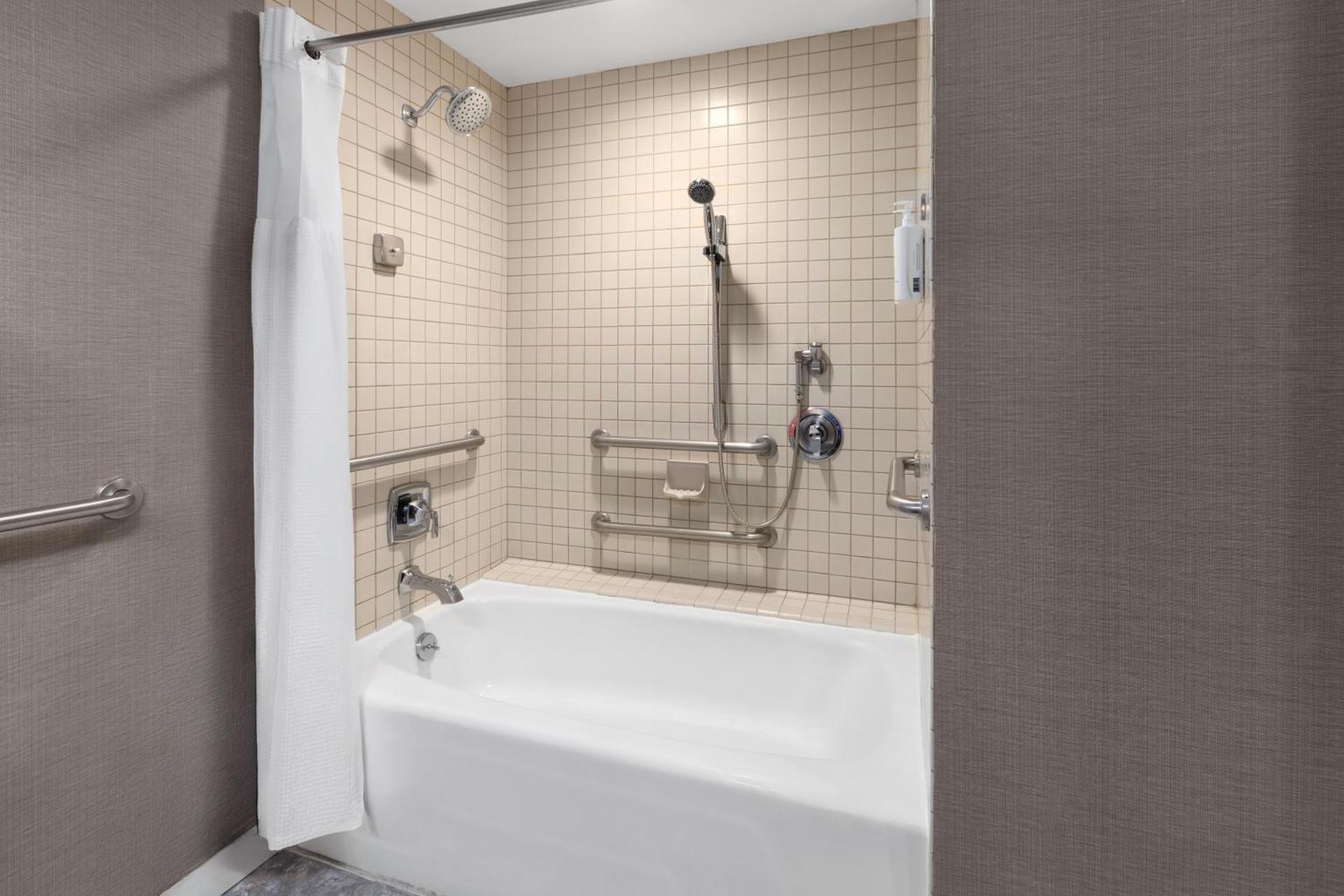 Queen Room with Tub w/Grab Bars and Water View - Mobility/Hearing Access - Non-Smoking