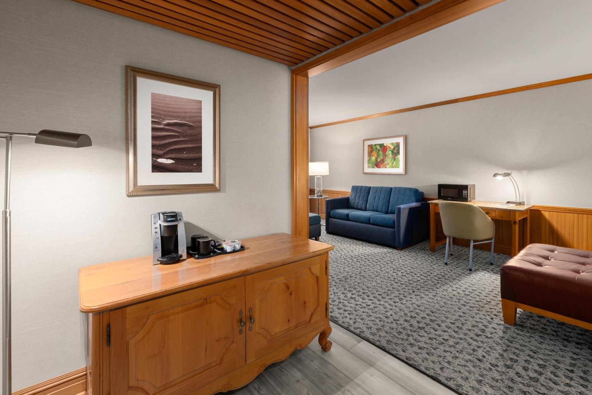 Junior King Suite with Water View - Non-Smoking