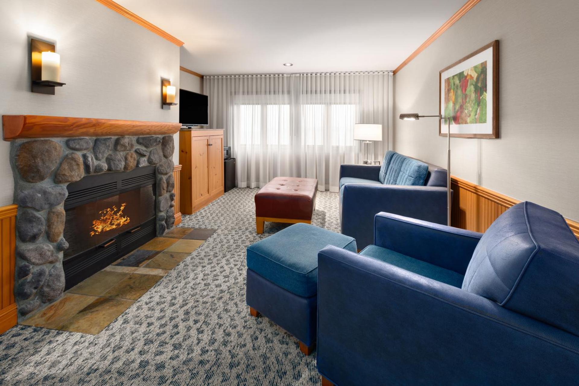 King Suite with Water View - Non-Smoking