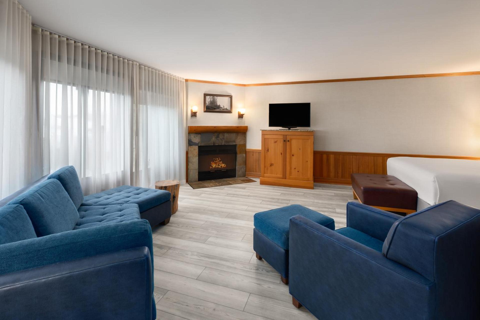 Luxury King Suite with View - Non-Smoking