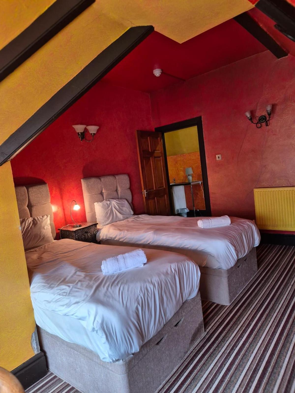 Twin Room with Private Bathroom