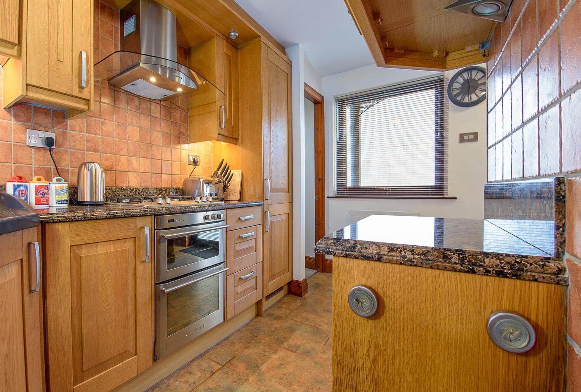 Courtyard Cottage with free onsite parking, garden, short flat walk to town