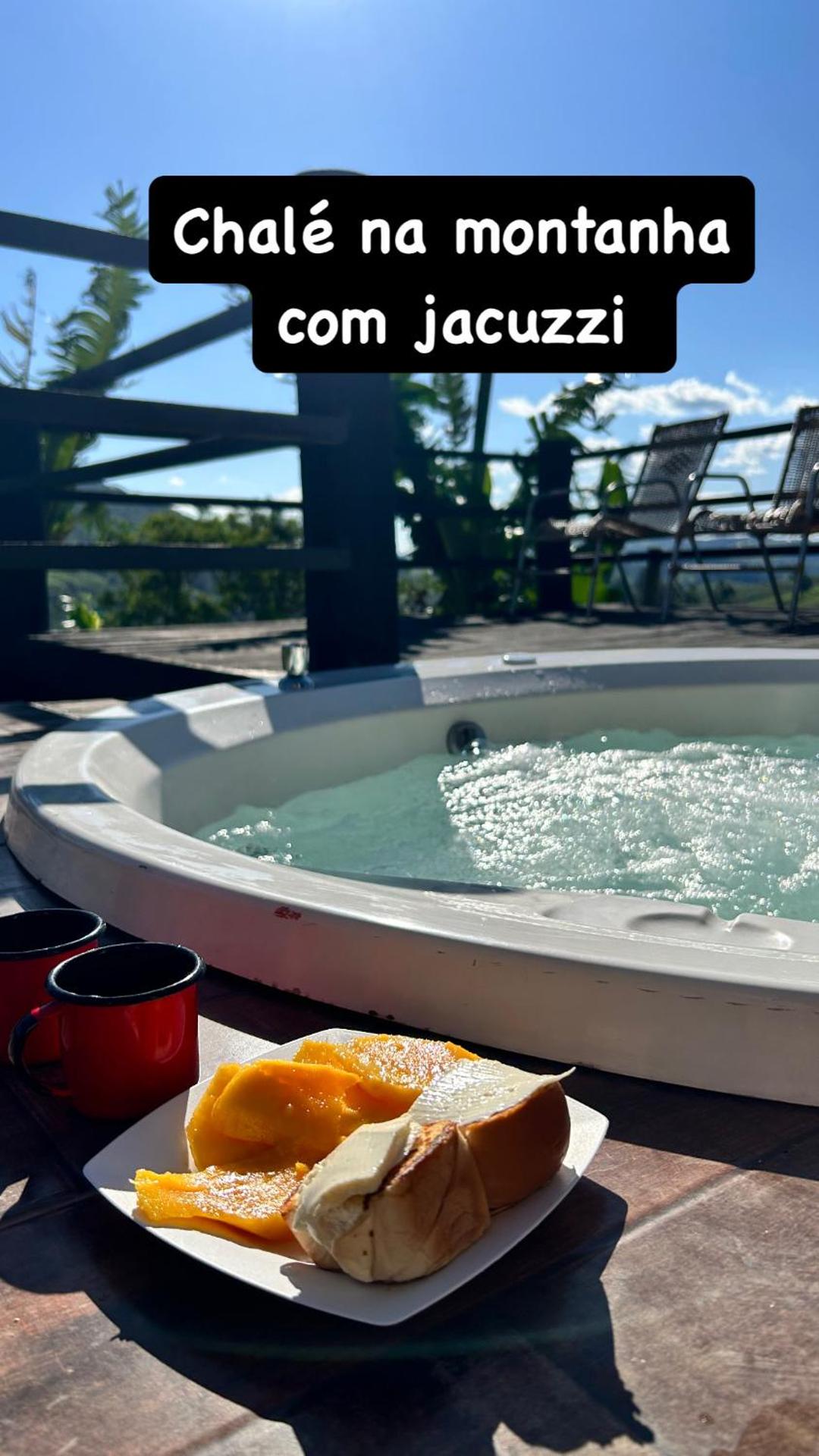 Chalé rústico de madeira perto de cachoeira