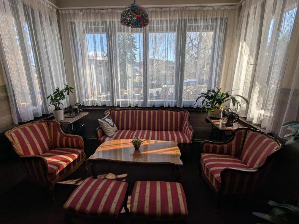 Communal lounge/ TV room