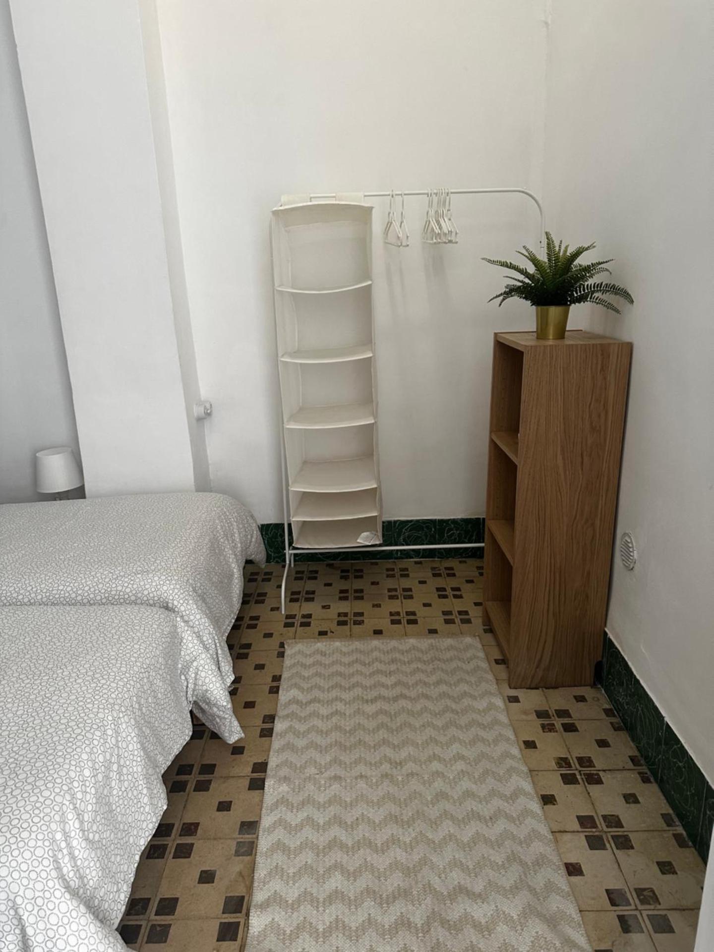 1- Habitación interior con aire acondicionado y con baño independiente