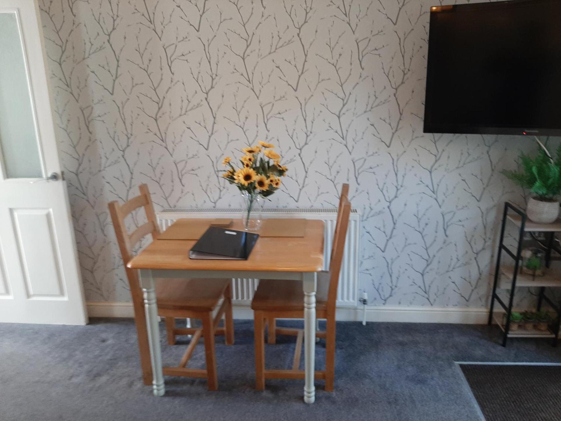 Cozy Courtyard Apt Explore & Relax Free Parking