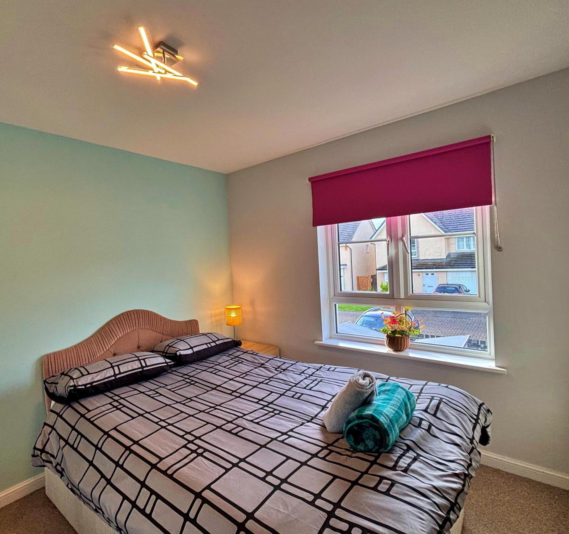 3 bed house with parking near airport